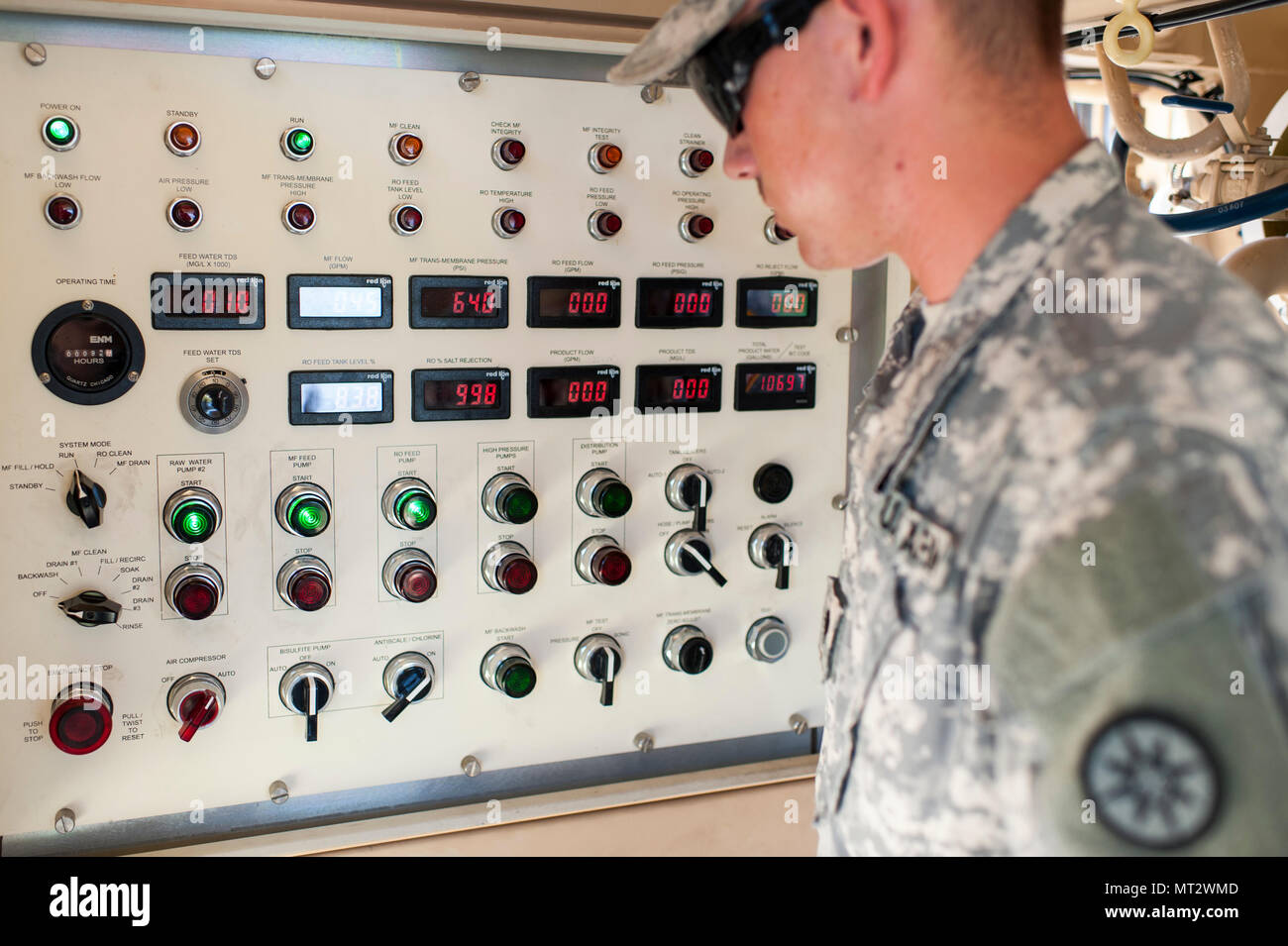 Spc. Brandon Sherve, eine Wasseraufbereitung Fachmann mit der 326 Quartermaster Company, New Castle, Pa., überwacht die Umkehrosmose während QLLEX 2017, 21. Juli in Fort Bragg, NC. QLLEX, kurz für Quartermaster Flüssiglogistik ausüben, ist Premier der US-Armee finden Bereitschaft Übung für Kraftstoff und Wasser Verteilung. Die diesjährigen QLLEX ist nicht nur eine Demonstration der Leistungsfähigkeit, Einsatzbereitschaft und Letalität von America's Army Reserve Kraftstoff und Wasser zu setzen, wo sie am meisten gebraucht wird - in den Fahrzeugen und an den Händen des Krieges - Kämpfer und Manöver Einheiten - aber es auch weitere e Stockfoto