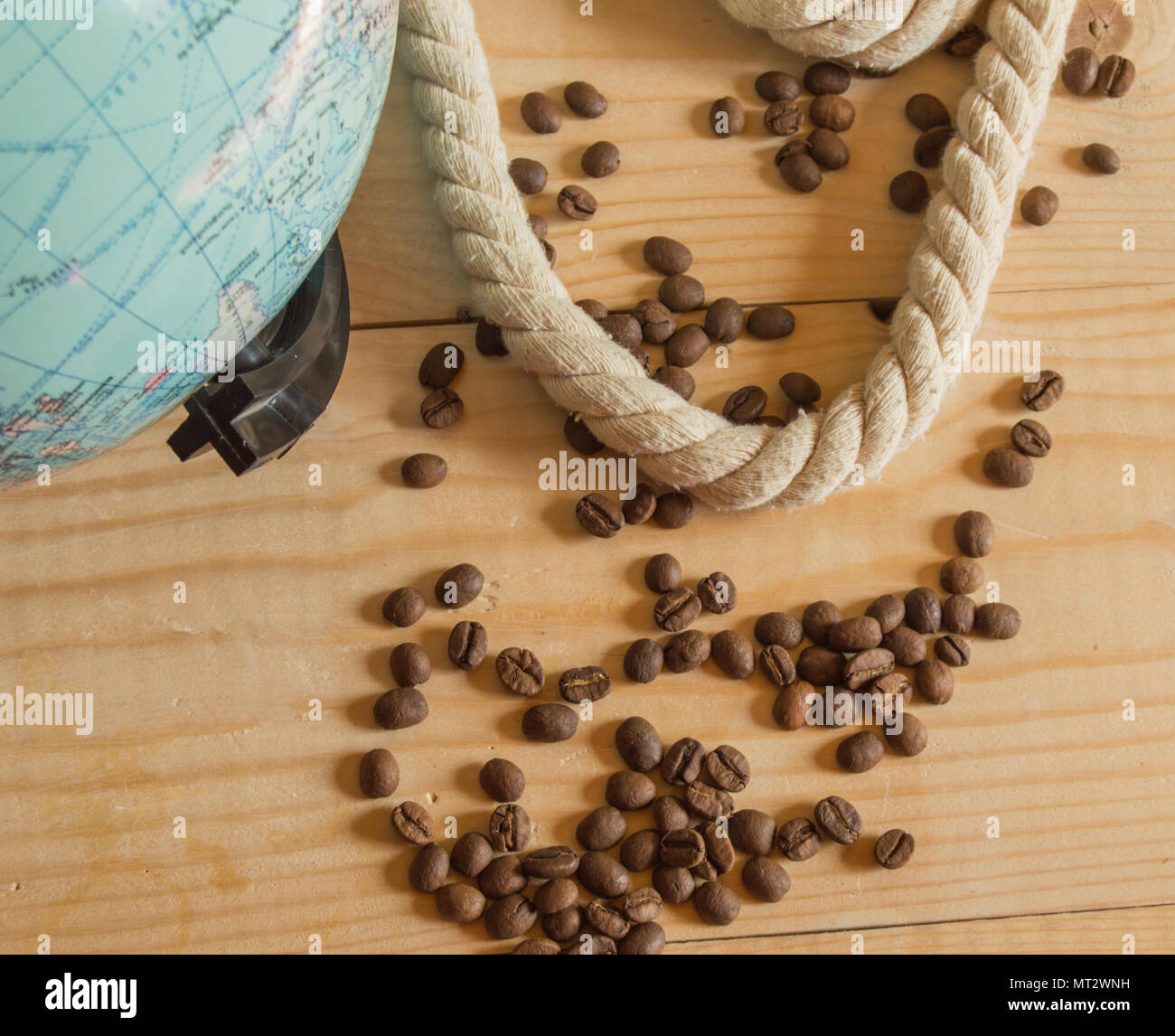 Ein glücklicher Tag der Empfängnis Columbus. Ein Globus, Seil, Kaffeebohnen auf Holzbrett. Stockfoto