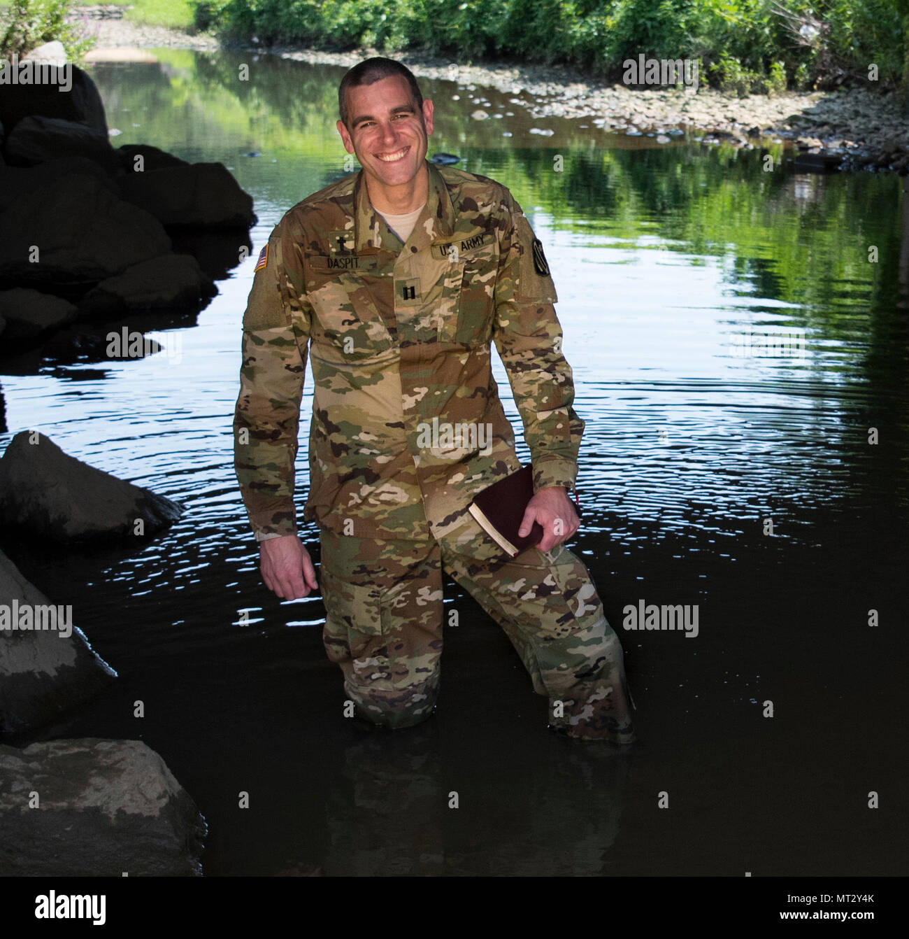 Kapitän Doug Daspit, U.S. Army Reserve Kaplan für die 321 Sustainment Brigade in Baton Rouge, Louisiana, Posen für ein Portrait in knietiefen Wasser nach Erhalt der Kaplan des Jahres während die Reserve Officers Association National Convention in Crystal City, Virginia, 22. Juli. Daspit wurde für seine Reaktion auf die jüngsten Überschwemmungen in Baton Rouge nominiert, eine - an - eine pastorale Beratung zu 38 Soldaten und ihre betroffenen Familien. (U.S. Armee finden Foto von Sgt. Audrey Hayes) Stockfoto