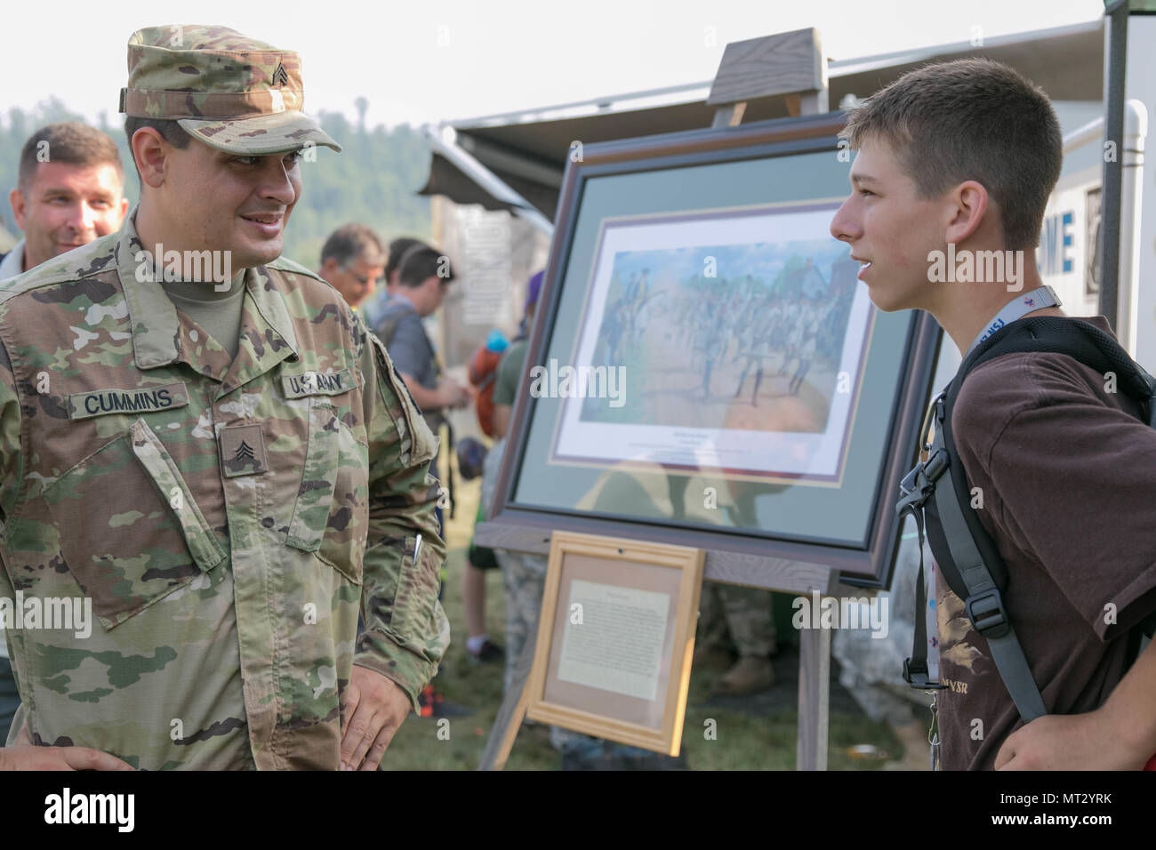 Us-Armee Sgt. Robbie Cummins, ein Eingeborener von Mount Hope, W. Virginia, als Heavy Equipment Operator zur West Virginia Army National Guard 821st Ingenieur Gesellschaft von millersburg, W. Virginia und der Pfadfinder die Geschichte der West Virginia National Guard zu einem Geschichte Ausstellung in der militärischen Messegelände während der Nationalen Jamboree 2017 diskutieren am Gipfel Bechtel finden in der Nähe von Glen Jean, W. Virginia, 21. Juli 2017 statt. Die 2017 National Jamboree wird von 30.000 Pfadfinder Truppe Führer, Freiwilligen und professionellen Mitarbeiter, sowie mehr als 15.000 Besucher. Rund 1.200 m Stockfoto