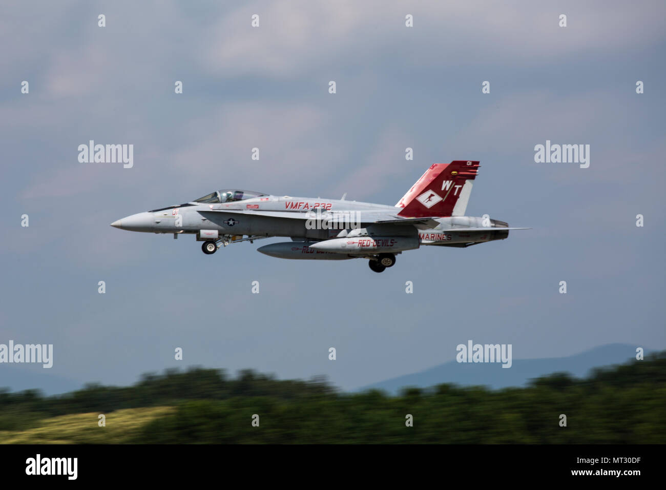 McDonnell Douglas F/A-18C Hornet ist ein zweimotoriges Mehrzweckflugzeug, das von zwei General Electric F404 Turbofan-Motoren angetrieben wird und vom United States Marine Corps betrieben wird. Das Archivbild dokumentiert ein Flugzeug der Marine Fighter Attack Squadron 232, das am 24. Juli 2017 von der JASDF Hyakuri Air Base in Japan ablief und während eines bilateralen Trainings zur Marine Corps Air Station Iwakuni zurückkehrte. Stockfoto