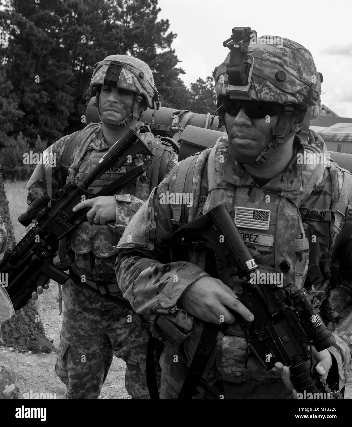 170723-Z-PX 072-491 SPC. Luis Santiago, von Salinas, Puerto Rico und Pfc. Angelo Lopez, der Guayama, Puerto Rico, beide mit Firma B, 1st Battalion, 65th Infanterie, Puerto Rica Army National Guard, bereiten Sie ein UH-60 Black Hawk Hubschrauber bei uns Operating Base Schmiede am Joint Readiness Training Center, Fort Polk, Louisiana, 23. Juli 2017. Der Puerto Rico ist auf 76th der Indiana National Guard Infanterie Brigade Combat Team für seine JRTC Drehung befestigt. (Foto von Sgt. 1. Klasse David Bruce, 38th Infantry Division Public Affairs) Stockfoto