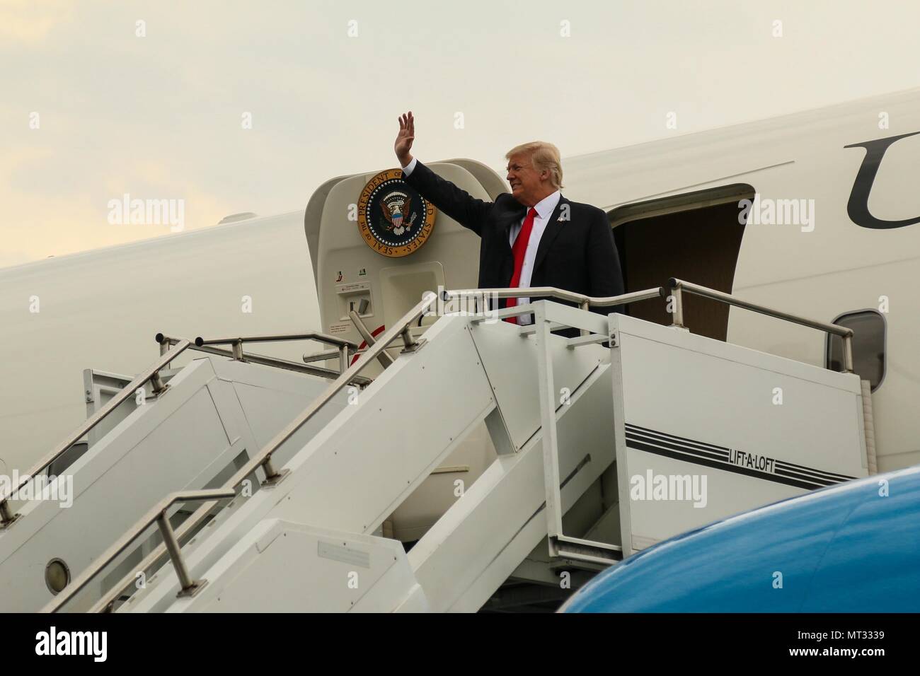 Präsident Donald J. Trumpf Wellen nach im Raleigh County Memorial Airport in der Nähe von Titusville, W. Virginia, 24. Juli 2017 eingehen. Der Präsident war für eine Rede an der Pfadfinder von America's National Jamboree 2017 am Gipfel Bechtel finden später am Tag geplant. Er ist der achte Präsident der Nationalen Jamboree zu besuchen. (U.S. Armee Foto von SPC. Dustin D. Biven/22 Mobile Public Affairs Abteilung) Stockfoto