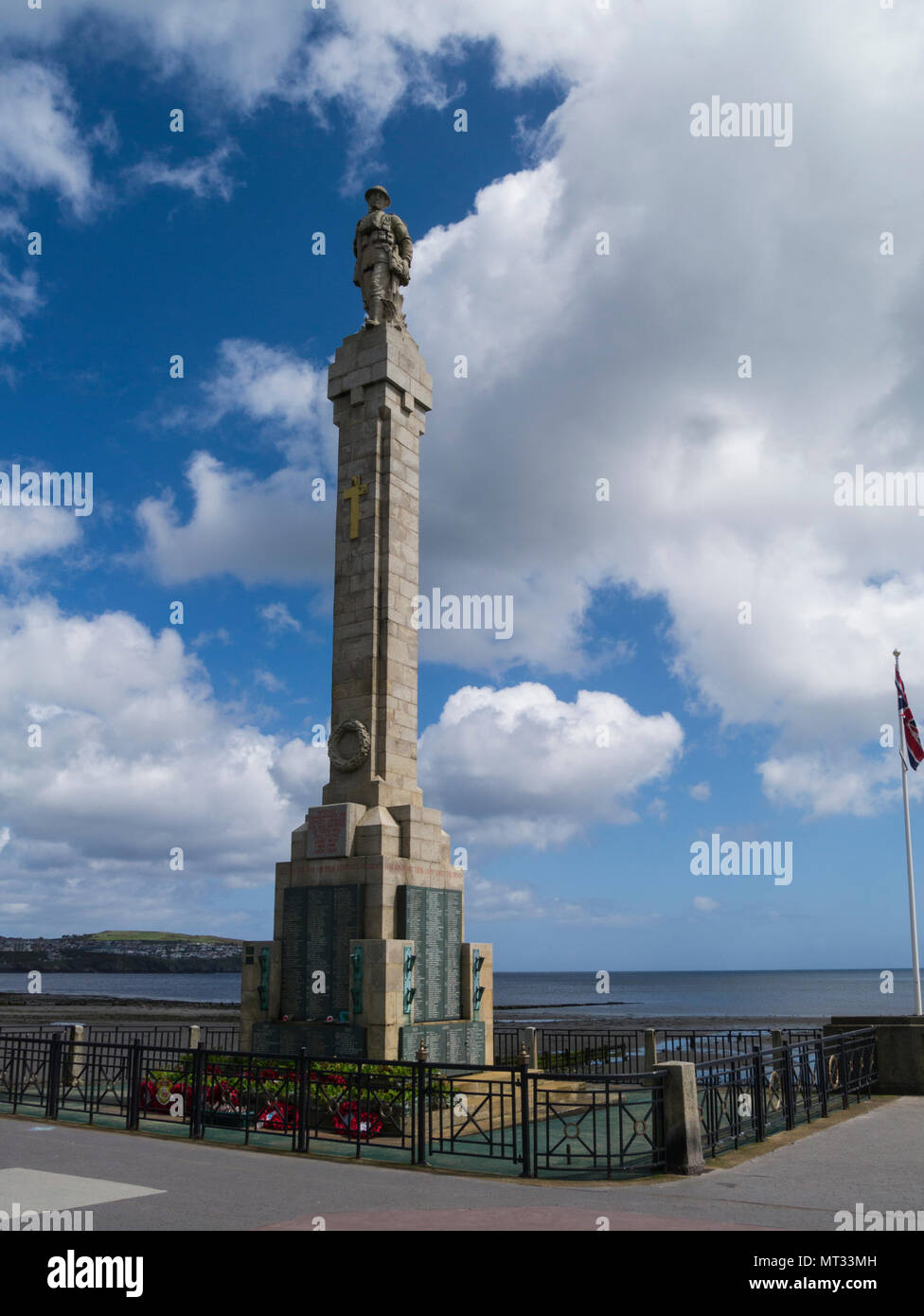 Kriegerdenkmal auf Harris Promenade Toten der beiden Weltkriege Douglas Isle of Man gegen den blauen Himmel ab zu Stockfoto