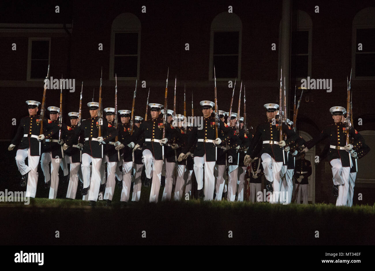 Marines mit dem US Marine Corps leise Bohren Platoon ausführen Präzision Gewehr bohren Bewegungen während eines Freitag abends Parade bei Marine Barracks Washington D.C., 21. Juli 2017. Der Ehrengast für die Parade war Gen. Glenn M. Walters, stellvertretender Kommandant des Marine Corps und der Hosting offizielle Ashok Mirpuri war Seine Exzellenz, der Botschafter der Republik Singapur in die Vereinigten Staaten von Amerika. (Offizielle Marine Corps Foto von Cpl. Robert Knapp/Freigegeben) Stockfoto