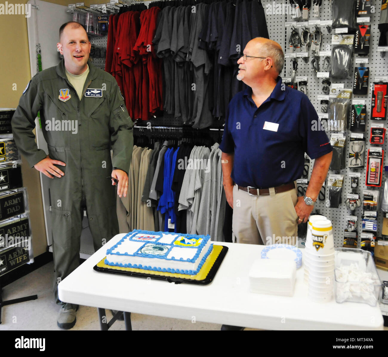 Die 122 Fighter Wing feierte die Armee und Air Exchange Service der 122. Geburtstag mit einer Feier in unserem lokalen AAFES Exchange shoppette Juli 25, 2017. Col Kyle Noel, 122 Vice Wing Commander, war an Hand unserer lokalen Store Manager eine Bescheinigung der Anerkennung als lokale Flieger genossen Kaffee und Kuchen zu präsentieren. (Us Air National Guard Foto von SSgt Rana Franklin/freigegeben) Stockfoto