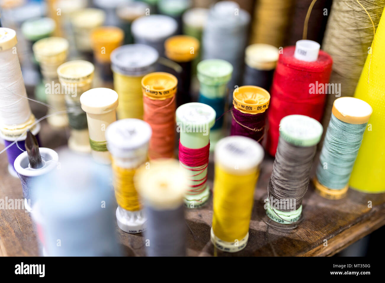 Bunte Baumwolle Spulen und Thread in einem Schneider in Großbritannien Stockfoto