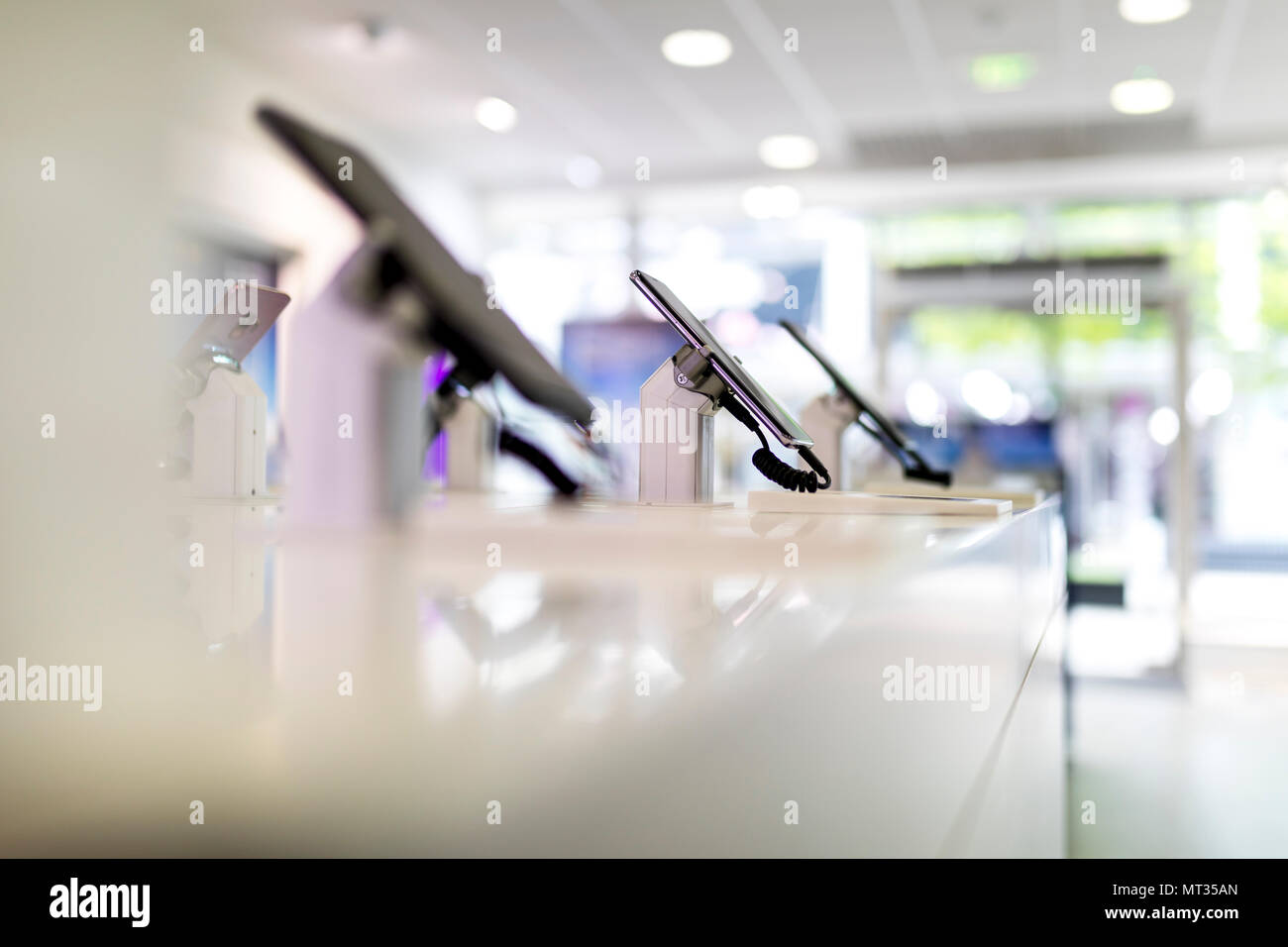 In der Nähe von Handys oder Mobiltelefone in einem modernen, sauberen und modernen Shop oder Mall Stockfoto