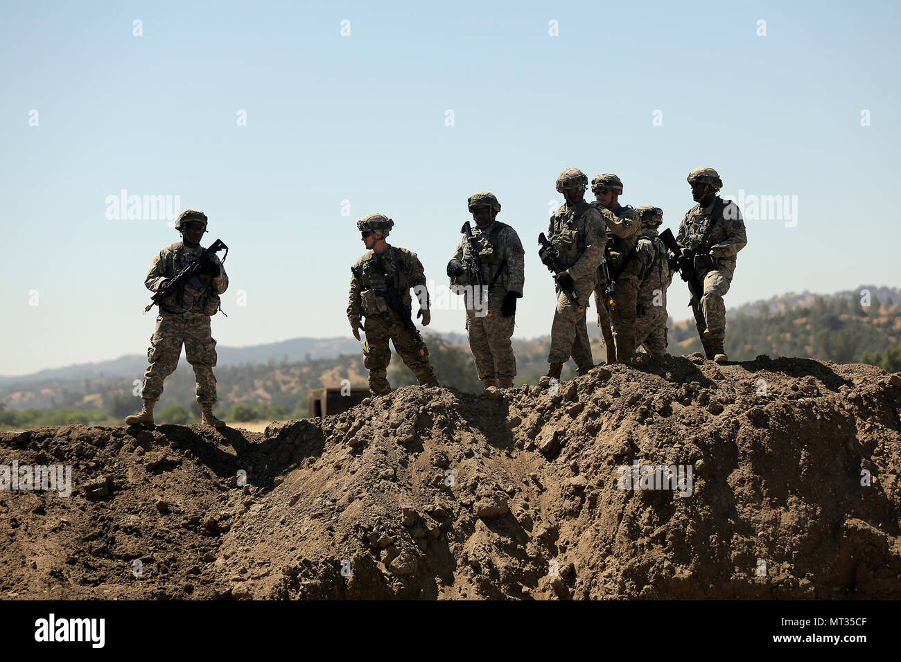 U.S. Army Reserve Soldaten in die 718Th Engineer Company, zugewiesen in Fort Benning, Ga, eine Website zu einem berm verbessern, um einen Kraftstoff blivets zu bewerten, eine faltbare Behälter, während des Kampfes Support Training Übung 91-17-03, 18. Juli 2017 Fort Hunter Liggett, Calif. ca. 5.000 Armee Finden und National Guard Kräfte nahmen an der Übung teil. Erste Armee über 65 Beobachter Trainer/Ausbilder ihre Armee finden Partner zu erweitern auf der 91 Abteilung Weiterbildung und im Training die Fähigsten, Kampf- und lebensgefährliche Federal Reserve tritt in der Geschichte der Nati unterstützen Stockfoto