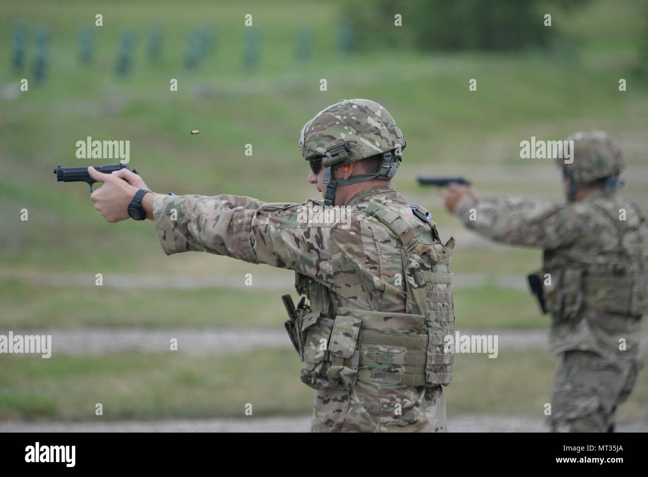 Us Air Force Senior Master Sgt. Lukas Gardiner, der 219Th Security Forces Squadron, Brände M9 Pistole auf ein Ziel am Schießstand im Camp Gilbert C. Grafton, North Dakota, 21. Juli 2017. Der Flieger ist die jährliche Waffen Einarbeitung Ausbildung und Qualifikation für die ihm übertragenen Mission der Rakete Feld Security am Minot Air Force Base in der Nähe von Minot, N.D. (U.S. Air National Guard Foto von Senior Master Sgt. David H. Lipp/Freigegeben) Stockfoto