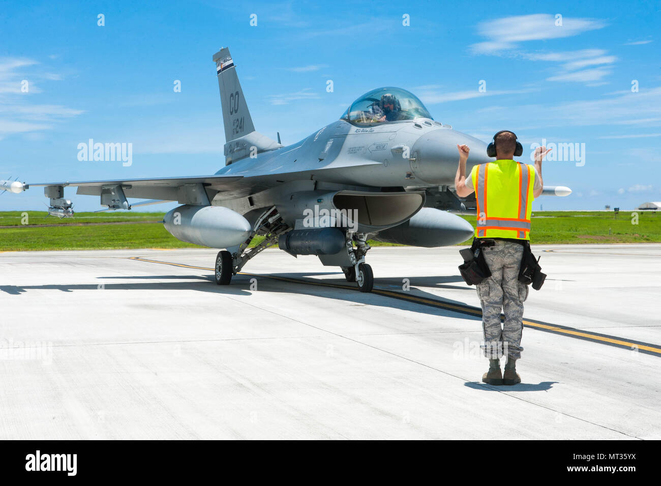 Us Air Force Staff Sgt. Sean Brauer auf die 140 Flügel, Colorado Air National Guard zugewiesen, führt eine F-16 Falcon zu einem Stillstand in der Vorbereitung für einen Pre-flight Inspection bei Kadena Air Base, Okinawa, Japan, 12. Juli 2017. Die Flieger sind die Unterstützung der Theater Security Package (TSP), eine Routine Training Mission verantwortlich für die Förderung der Stabilität und der Sicherheit in der pazifischen Region aufrechterhalten. (U.S. Air National Guard Foto von Tech. Sgt. Nicole Manzanares/Freigegeben) Stockfoto