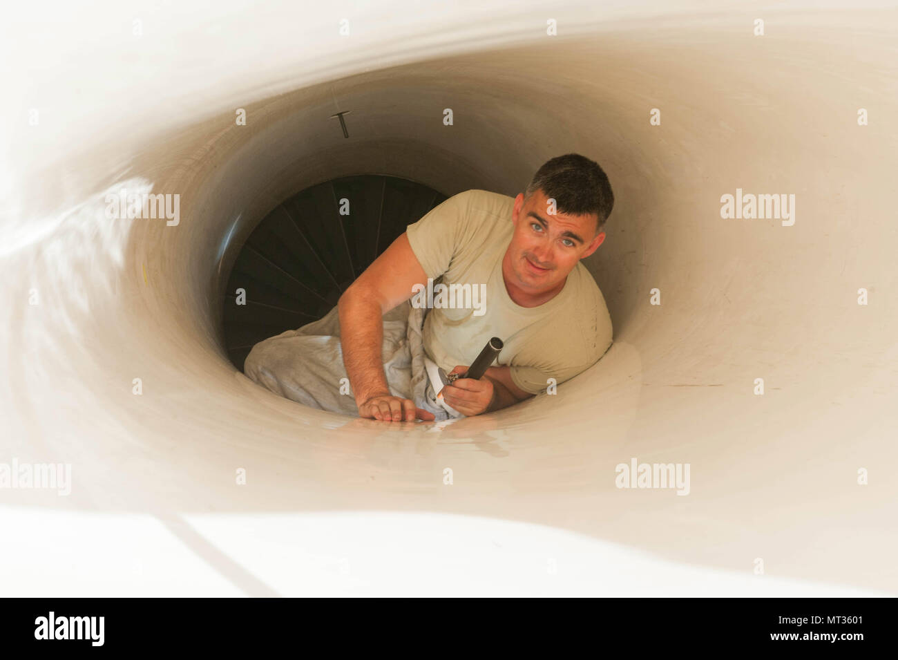 Us Air Force Tech. Sgt. Joshua Bybee, Crew Chief, 140 Flügel, Colorado Air National Guard zugeordnet, kontrolliert eine F-16 Falcon nach Fremdkörpern im Auftragseingang nach der üblichen Ausbildung Flug bei Kadena Air Base, Okinawa, Japan, 12. Juli 2017. Bybee ist die Unterstützung der Theater Security Package (TSP), eine Routine Ausbildung verantwortlich für die Förderung der Stabilität und der Sicherheit in der pazifischen Region aufrechterhalten. (U.S. Air National Guard Foto von Tech. Sgt. Nicole Manzanares/Freigegeben) Stockfoto