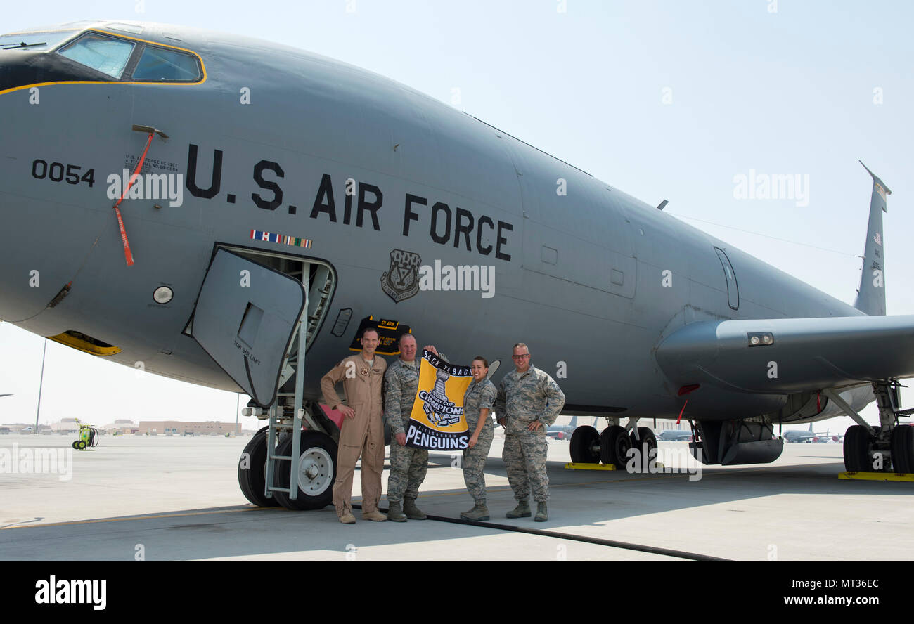 Us Air Force Oberstleutnant Matthew Meshanko, Leiter Sicherheit, Links, Senior Master Sgt. Richard Oram, Sicherheit, Tech. Sgt. Angela Posadas, Sicherheit, und Master Sgt. Christopher Lindsey, Boden Sicherheit mit dem 379 Air Expeditionary Wing Safety Office, posieren für ein Foto mit einer Pittsburgh Penguins Stanley Cup Champion Banner vor einem KC-135 Stratotanker von der 171St Air Refuelling Flügel, Pennsylvania Air National Guard bei Al Udeid Air Base, Katar, 25. Juli 2017. Lindsey und Oram, reservisten mit der 911Th Airlift Wing, Pittsburgh Luft finden, sind verantwortlich für die inspectin Stockfoto