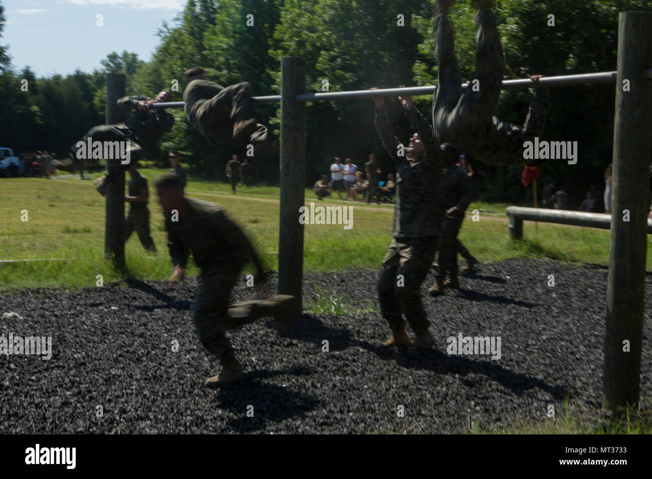 Us-Marines mit 2Nd Battalion, 6 Marine Regiment, 2nd Marine Division (2. MARDIV), Klettern über eine Bar während der hindernisparcours am jährlichen Spartan Spiele für das Bataillon in der Marine Corps Base Quantico, V. A., 8. Juli 2017. Zwischen den fünf Unternehmen, die Marines in verschiedenen physisch Prüfung Veranstaltungen konkurriert ihr 100-jähriges Jubiläum zu feiern und den Zusammenhalt innerhalb der Einheit zu stärken. (U.S. Marine Corps Foto von Lance Cpl. Santino D. Martinez) Stockfoto