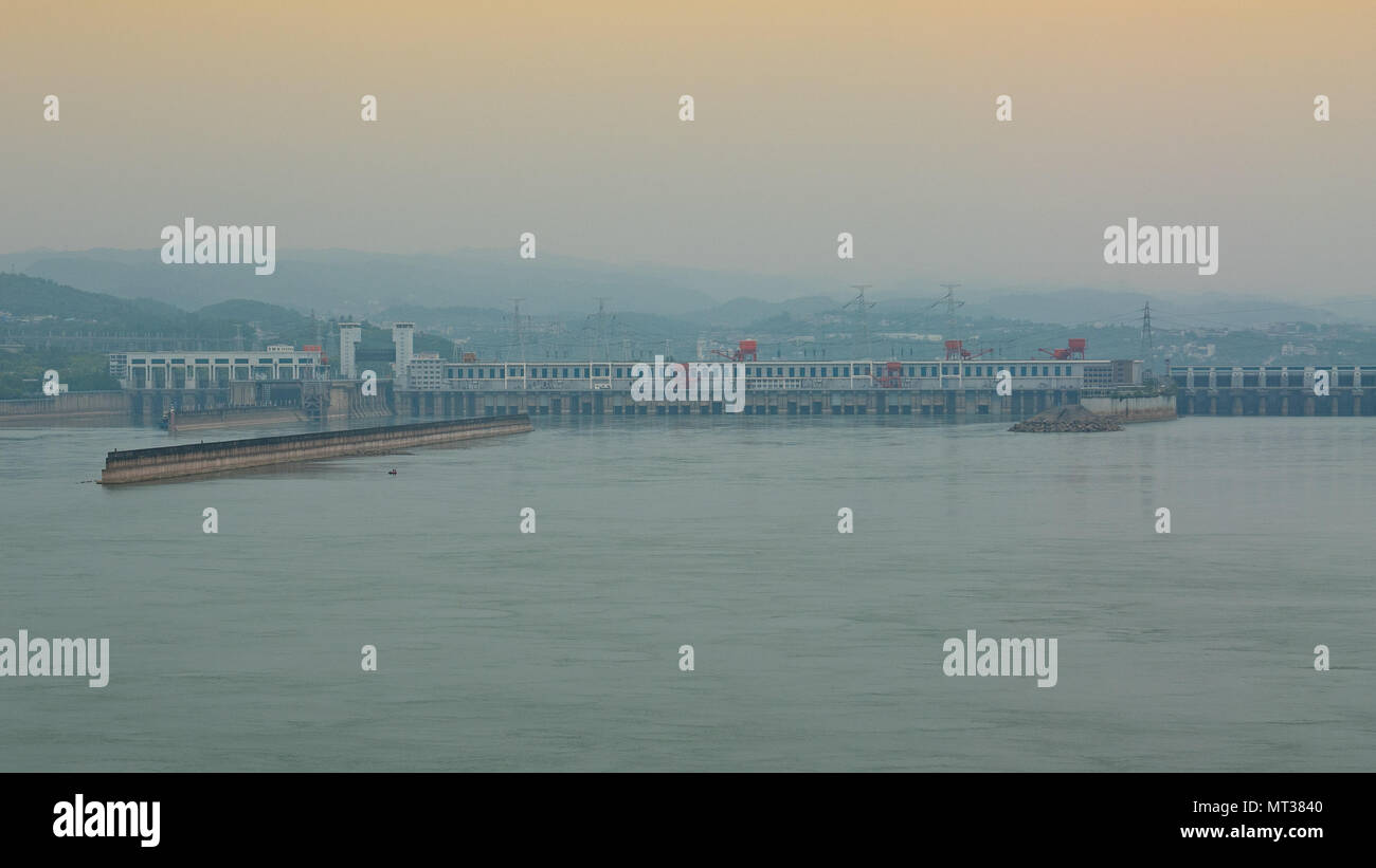 Fernsicht auf das Drei-Schluchten-Damm über Yangtze Fluss in Yichang Hubei China Stockfoto