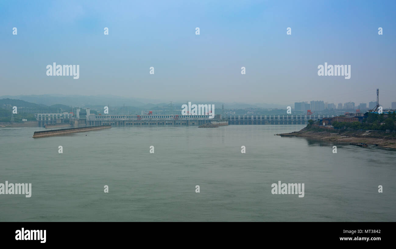 Fernsicht auf die Drei Schluchten Wasserkraftwerk über Yangtze Fluss in Yichang Hubei China Stockfoto