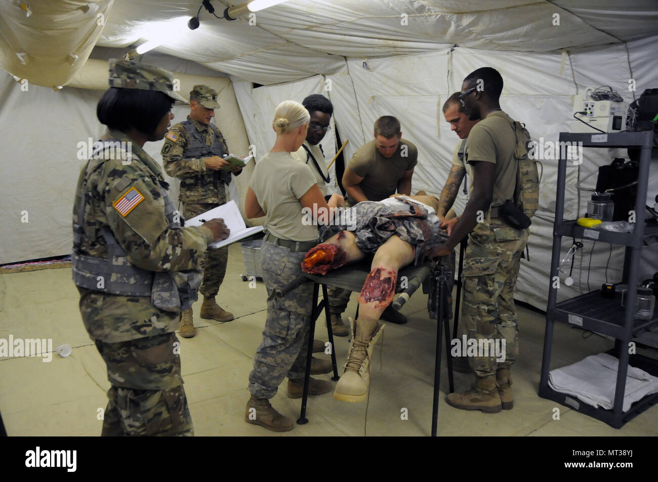 Oberstleutnant David Douglas und Oberstleutnant Tryphäna Lewis, Beobachter Trainer mit medizinischen Bereitschaft und Weiterbildung Befehl Trainer, beobachten Sie Soldaten 3. Medizinischen Befehl (Support) 345 Combat Support Hospital während der globalen Medic 2017 am Fort Hunter Liggett, Kalifornien zugewiesen. Die fast 250 Soldaten in die CSH zugewiesen haben die ersten paar Tage einrichten das Krankenhaus und das Erhalten sie bereit zu beginnen, die Patienten. Die Übung läuft 8-28 Juli 2017. Global Medic einzigartige Ausbildung ermöglicht die US Army Reserve medizinische Geräte neben ihrer multi-Komponente und gemeinsame pa zum Zug Stockfoto