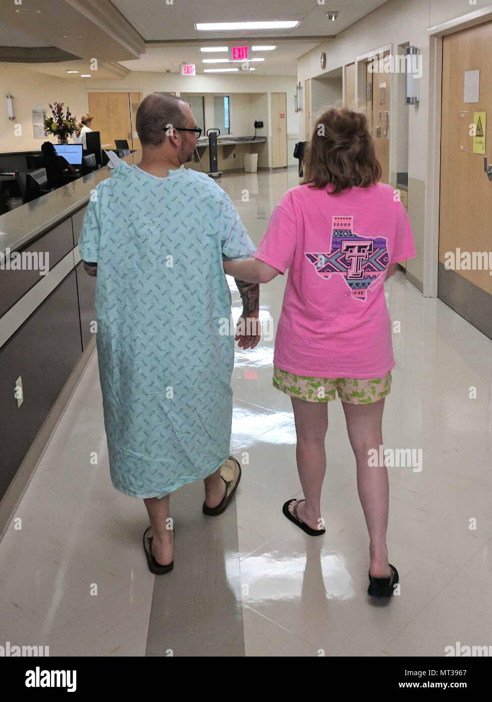 FORT WORTH, Texas - (29. Juni 2017) Nina Hart von Erde, Texas, und ihr Cousin, Dustin Lewis von Hereford, Texas, Recovery machen Runden nach der Nierentransplantation Chirurgie an der Baylor Scott & Weiß - alle Heiligen Medical Center. Frau von mineman 1. Klasse Jesse Hart zugeordnet Navy Recruiting Station San Angelo, Marine-Einziehende Bezirk San Antonio, Nina entdeckt, dass ihre Cousine in Nierenversagen war, fragte sie, ohne zu zögern, "wollen Sie meine Niere?" (Foto von Petty Officer 1st Class Jesse Hart, Marine-Einziehende Bezirk San Antonio/Freigegeben) Stockfoto