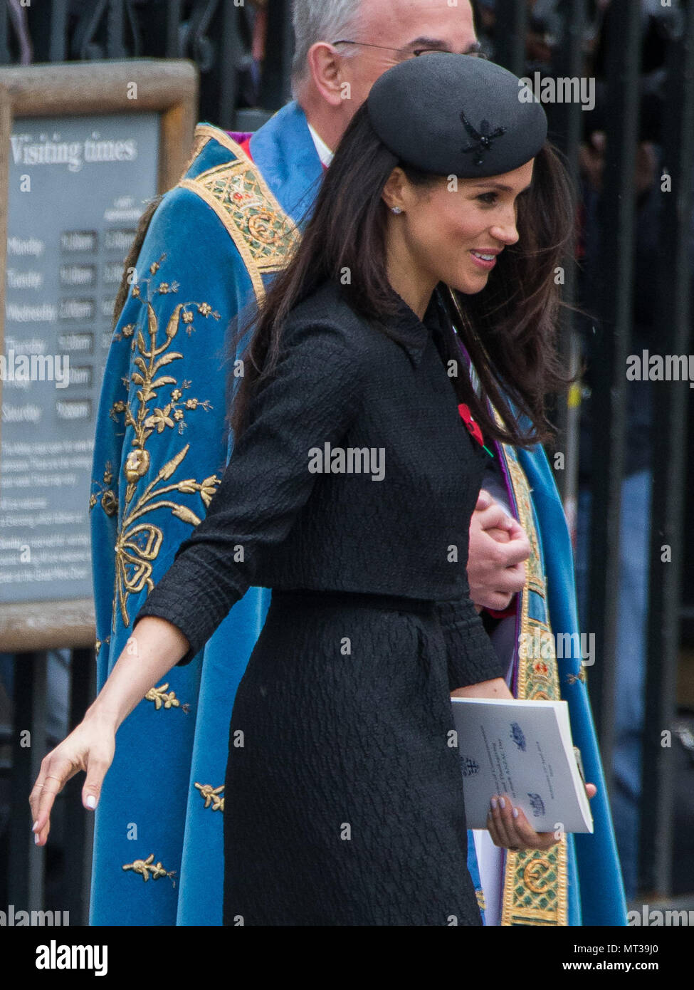 Seine königliche Hoheit Prinz Harry, Meghan Markle verlassen die Westminster Abbey nach dem Service des Gedenkens und Thanksgiving am Anzac Day. Mit: Ms Meghan Markle Wo: London, England, Vereinigtes Königreich, wenn: 25 Apr 2018 Credit: Wheatley/WANN Stockfoto