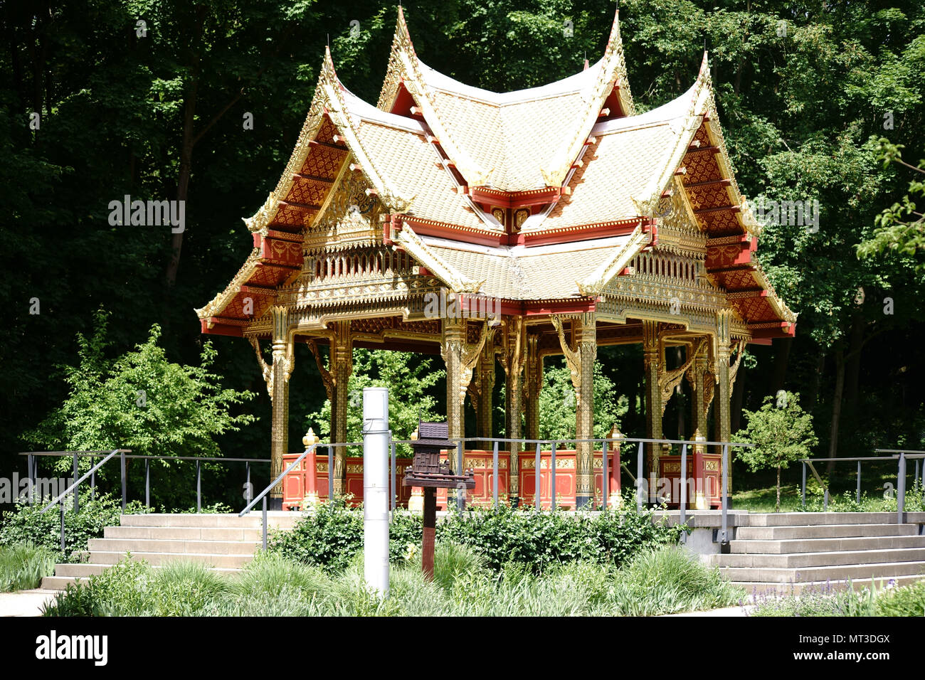Bad Homburg, Deutschland - 19. Mai 2018: Die thai-sala Pavillon reich mit  Gold und Schmuck am Brunnen im Kurpark eingerichtet am 19. Mai, 201  Stockfotografie - Alamy