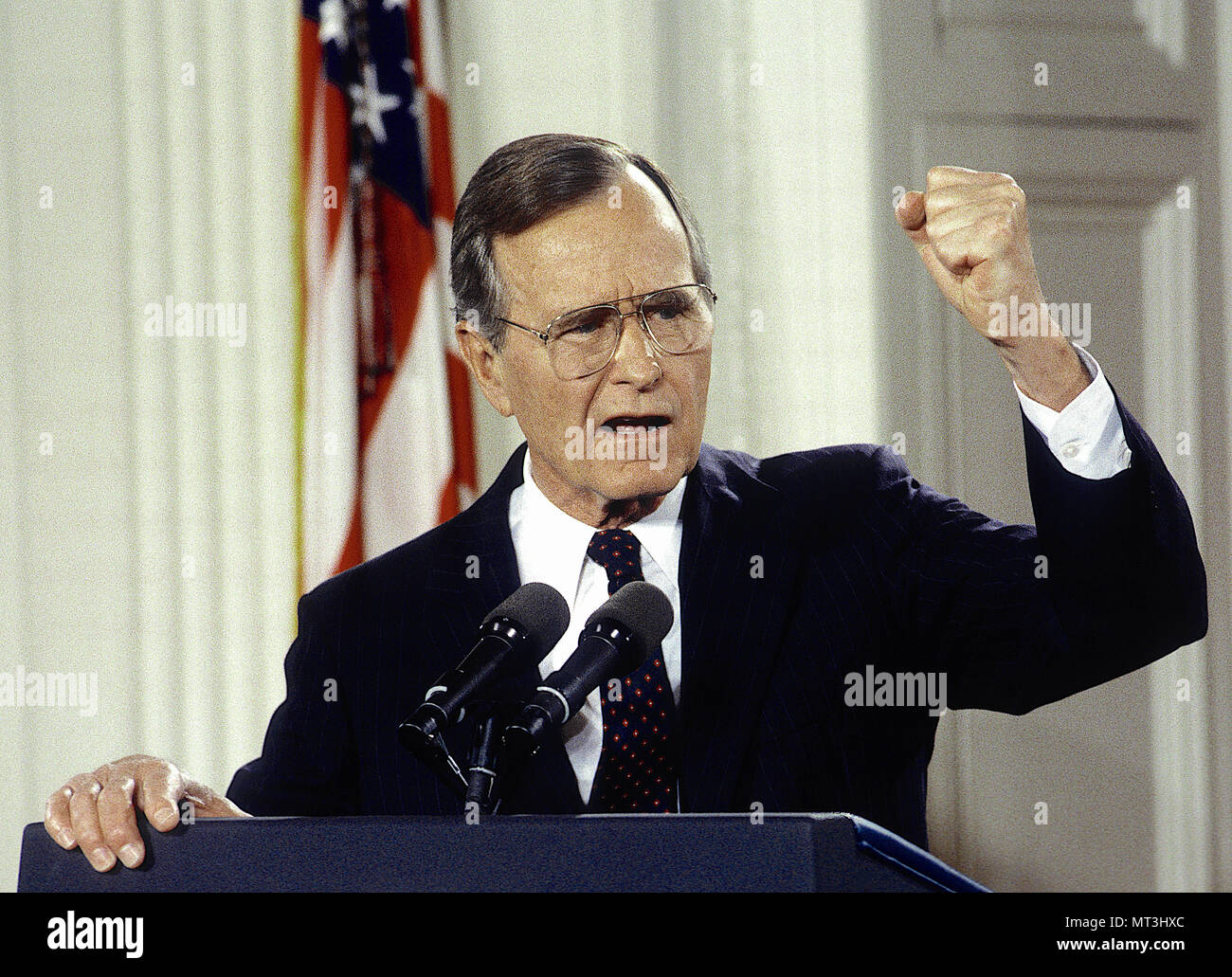 Washington DC., USA, 4. Juni 1992 Präsident George H.W. Bush respondes zu Fragen von Journalisten im Weißen Haus Ost Zimmer im zweiten prime time Nachrichten Konferenz während seiner Ratspräsidentschaft. Er in einer Erklärung ihre Unterstützung für einen ausgeglichenen Haushalt Änderungsantrag geliefert, und auf Fragen reagiert auf mehrere Themen Stockfoto