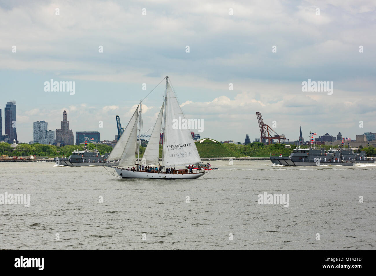 Ein Segelboot Kreuzfahrt durch den New York Hafen aus Manhattan. Stockfoto