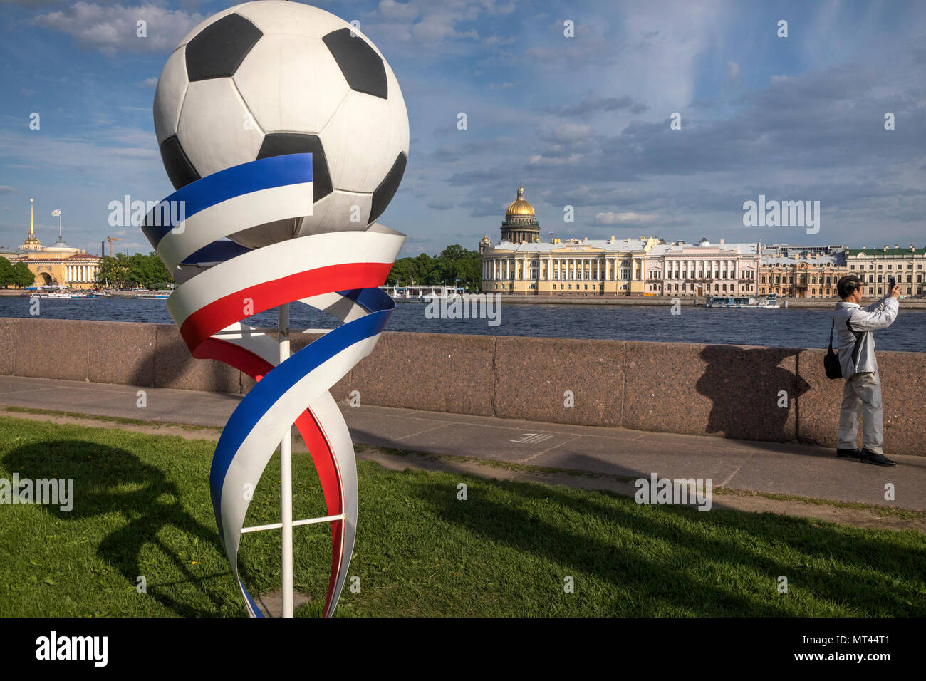 Dekorative Gestaltung von der Universität in St. Petersburg vor dem Start der FIFA WM 2018, Russland Stockfoto