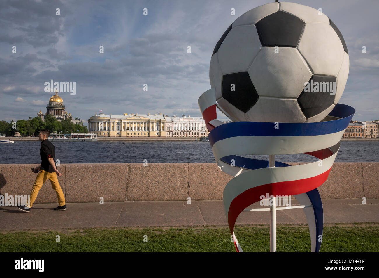 Dekorative Gestaltung von der Universität in St. Petersburg vor dem Start der FIFA WM 2018, Russland Stockfoto