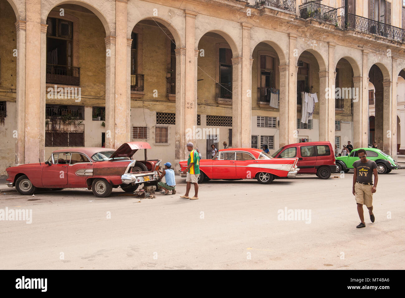 Lokale Kubaner Arbeiten an Oldtimern im Zentrum von Havanna Kuba Stockfoto
