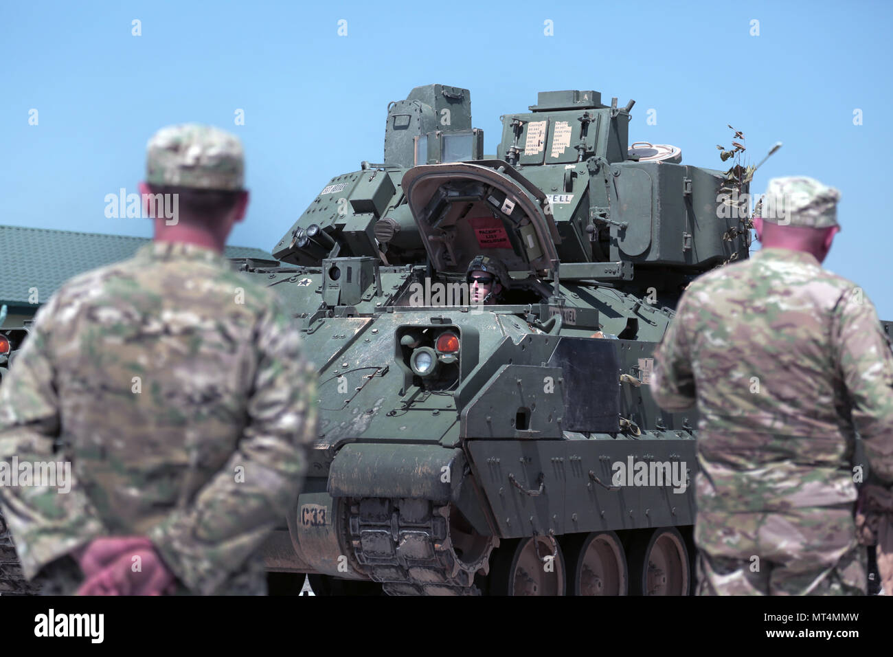 Us-Armee SPC. Janiel Rodriguez, Kampf, 1 Battalion, 66th Panzer Regiment, 3. gepanzerte Brigade Combat Team, 4 Infanterie Division, navigiert eine M3 Bradley Fighting Fahrzeug auf die Laderampe, Wasiani des Schienenkopfes, Republik Georgien, 26. Juli 2017. Edle Partner 17 unterstützt Georgien bei der Durchführung home station Ausbildung seiner zweiten NATO Response Force (NRF) Beitrag. Edle Partner weiter zu verbessern und die operativen Fähigkeiten der NFR-Konzept der Interoperabilität und der Bereitschaft, um die regionale Stabilität zu unterstützen. (U.S. Armee Foto von SPC. Hayley Gardner). Stockfoto