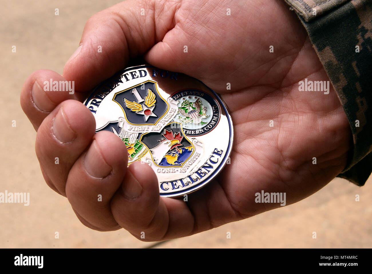 1. Air Force Command Chief Master Sgt. Richard König besuchte die 177th Fighter Wing Auszeichnungen zu präsentieren und Tour die Basis Juli 26, 2017, in Egg Harbor Township, New Jersey. Der König nahm die Gelegenheit wahr, 177Th FW-Flieger für herausragende Leistung zu erkennen und Ihnen ein Befehl Chief CONR-1 AF (Afnorth) Münze. (U.S. Air National Guard Foto von Airman 1st Class Cristina J. Allen/Freigegeben) Stockfoto