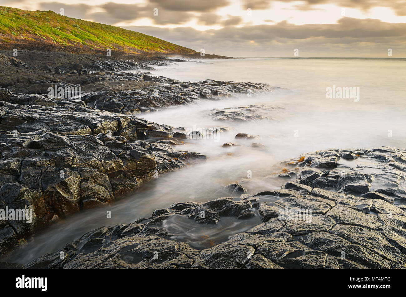 Vulkanisches Lavagestein am Black Point im D'Entrecasteaux National Park. Stockfoto