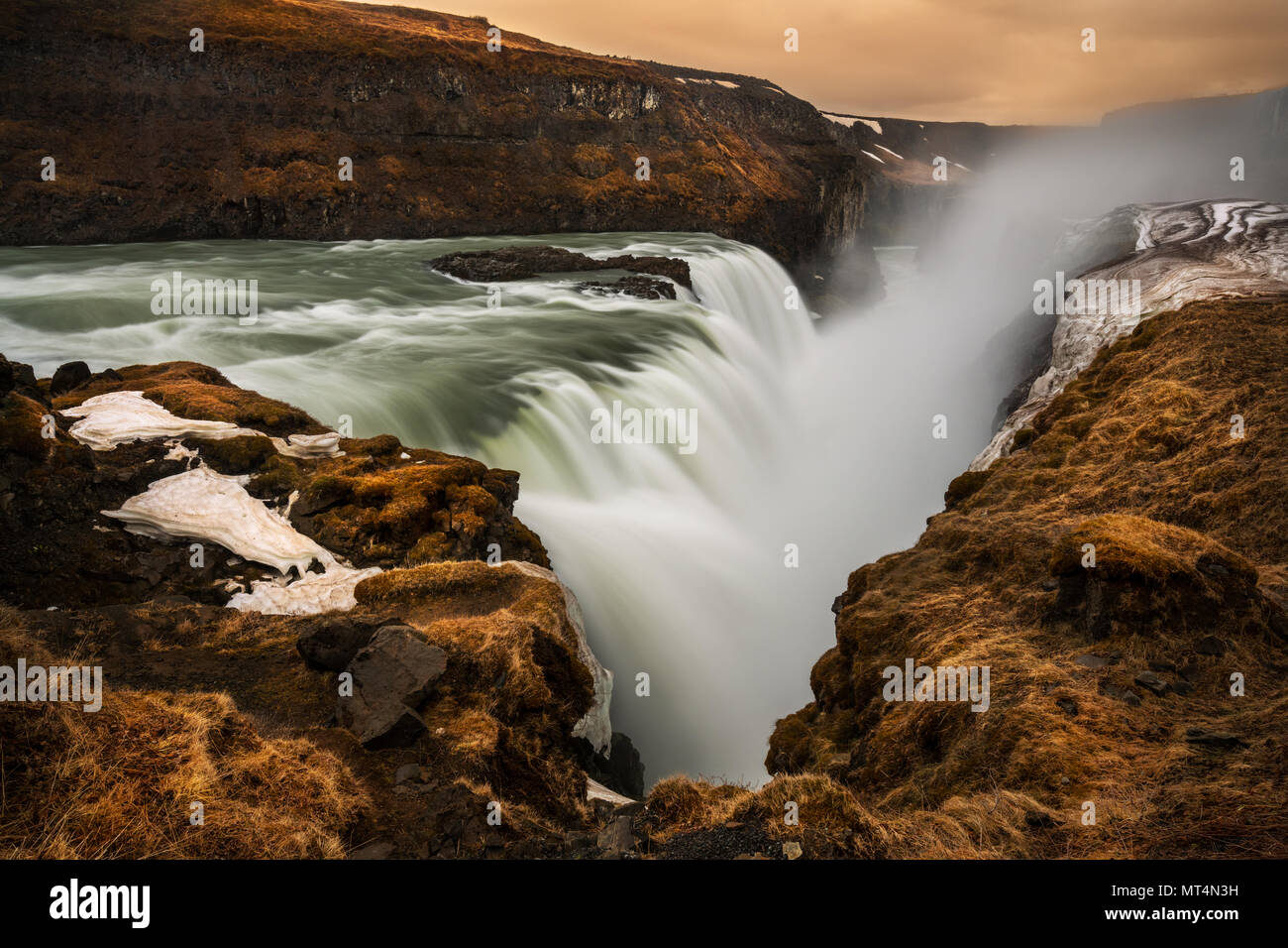 Mächtige Gullfoss fallen in die Schlucht des Flusses Hvítá. Stockfoto