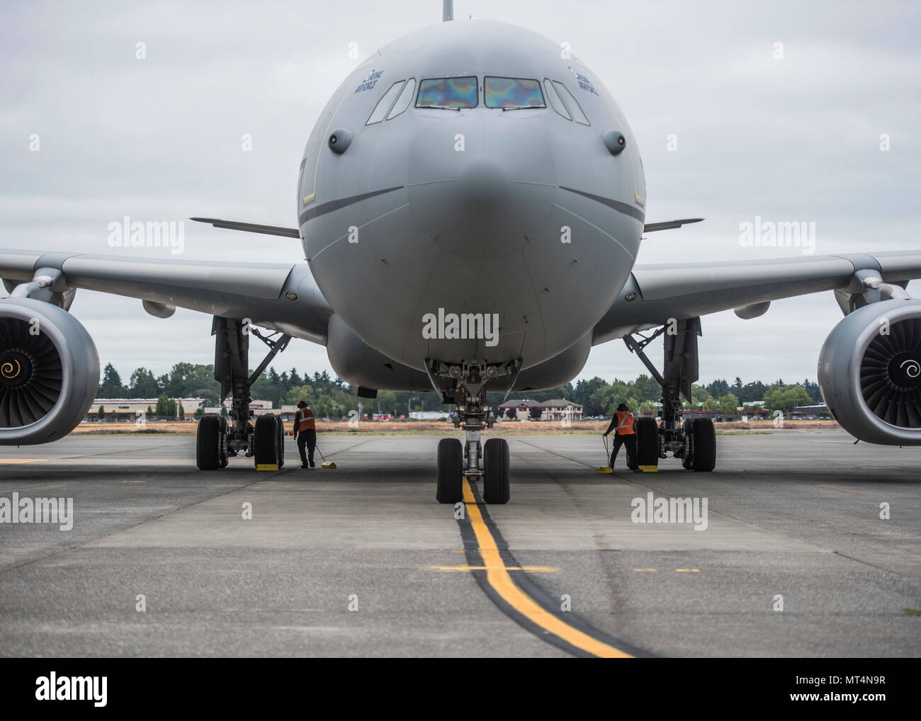 Das United Kingdom Force Protection Detachment ist eine Sicherheitskomponente der Royal Air Force, die den Lufteinsatz in Übersee unterstützt. Das Archivbild zeigt die Abtrünnigkeit, die am 27. Juli 2017 an Bord eines Airbus A330 Voyager for Mobility Guardian, der multinationalen Mobilitätsübung des Air Mobility Command, in der Joint Base Lewis-McChord in Washington eintraf. Stockfoto