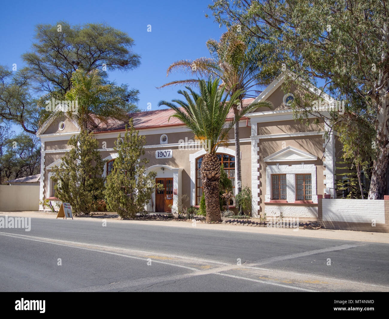 Omaruru, Namibia - 17. Juli 2015: Gut gepflegte historische Gebäude im Kolonialstil aus dem Jahr 1907 über die leere Straße Stockfoto