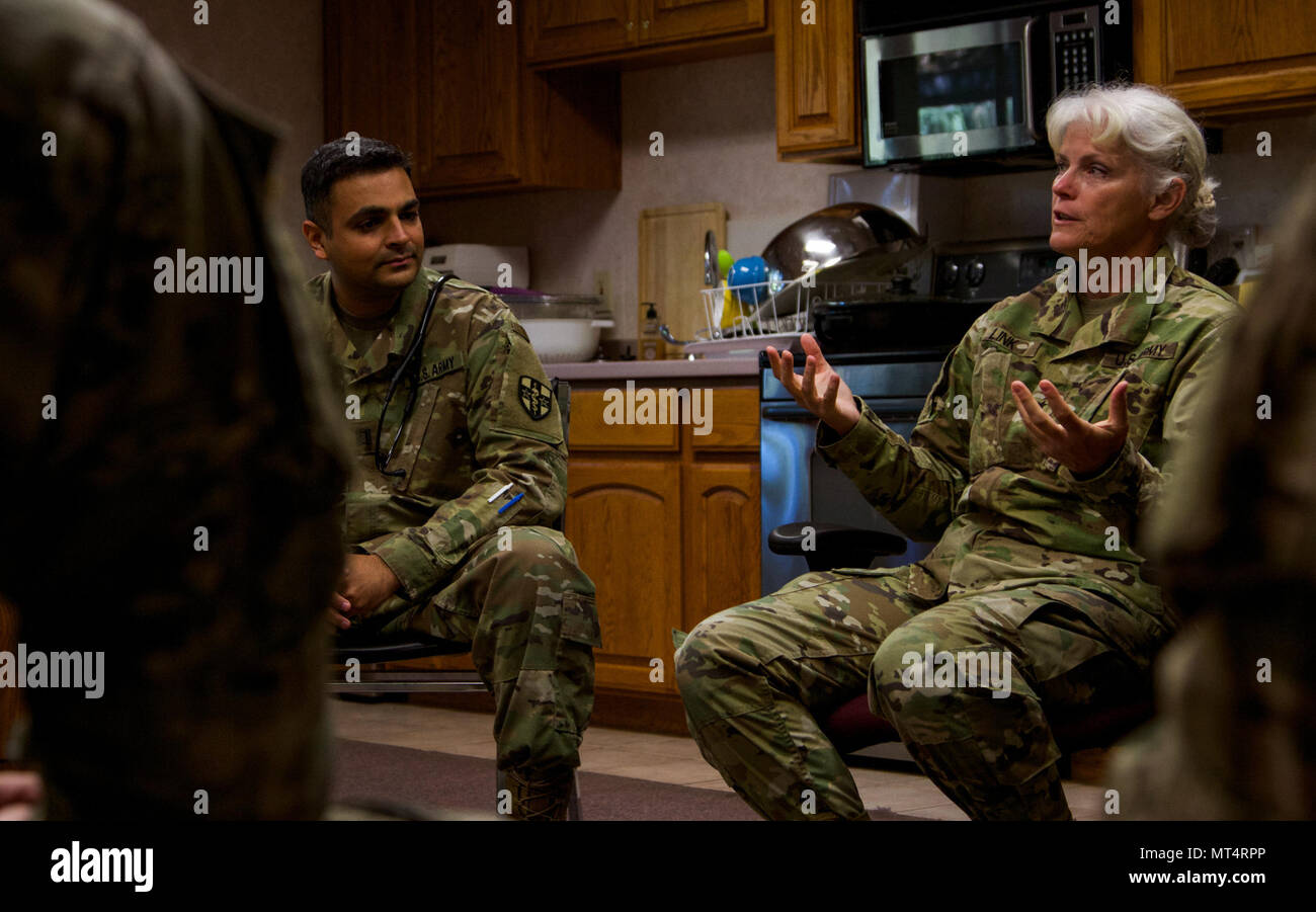 Generalmajor Maria Link, Kommandierender General der Armee finden Medizinische Befehl, trifft sich mit Soldaten aus dem 7221St Medical Support Unit ihre Mission, Round Valley Indian Health Center innovative Bereitschaft Ausbildung bei Covelo, Calif., 20. Juli 2017 zu diskutieren. Armee Reservisten und Marine medizinisches Personal 4. Medizinische Bataillon zugeordnet, 4 Marine Logistics Group, US Marine Corps Forces finden in Partnerschaft mit Round Valley Indian Health Service, medizinische und zahnmedizinische Dienstleistungen für lokale Bewohner zur Verfügung zu stellen. IRT Projekte ausrichten mit militärischen Mission wesentliche Aufgaben, die Vorbereitung der Service mem Stockfoto