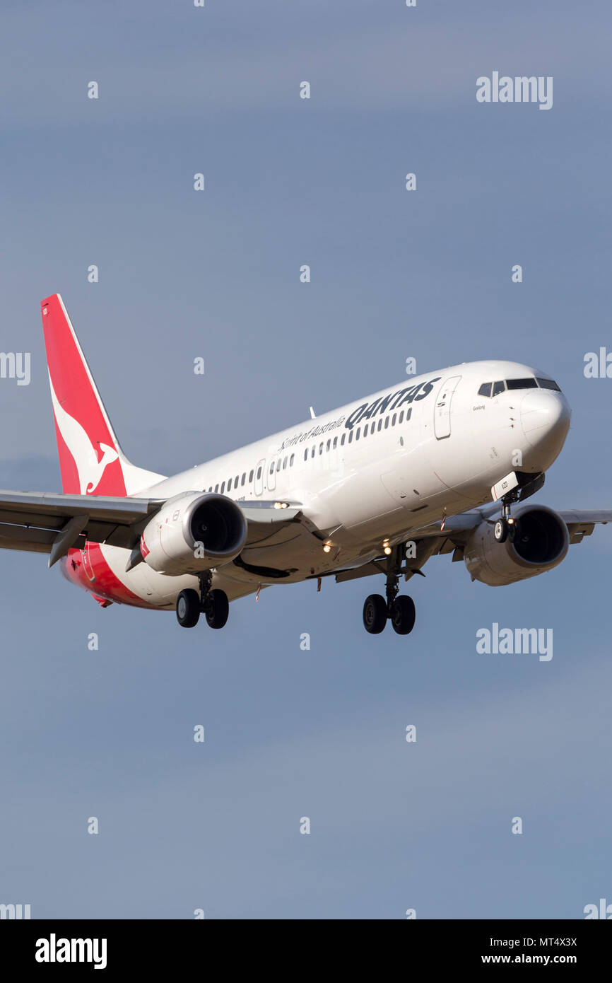 Qantas Boeing 737-838 Airliner VH-VZD auf Annäherung an der Melbourne International Airport zu landen. Stockfoto