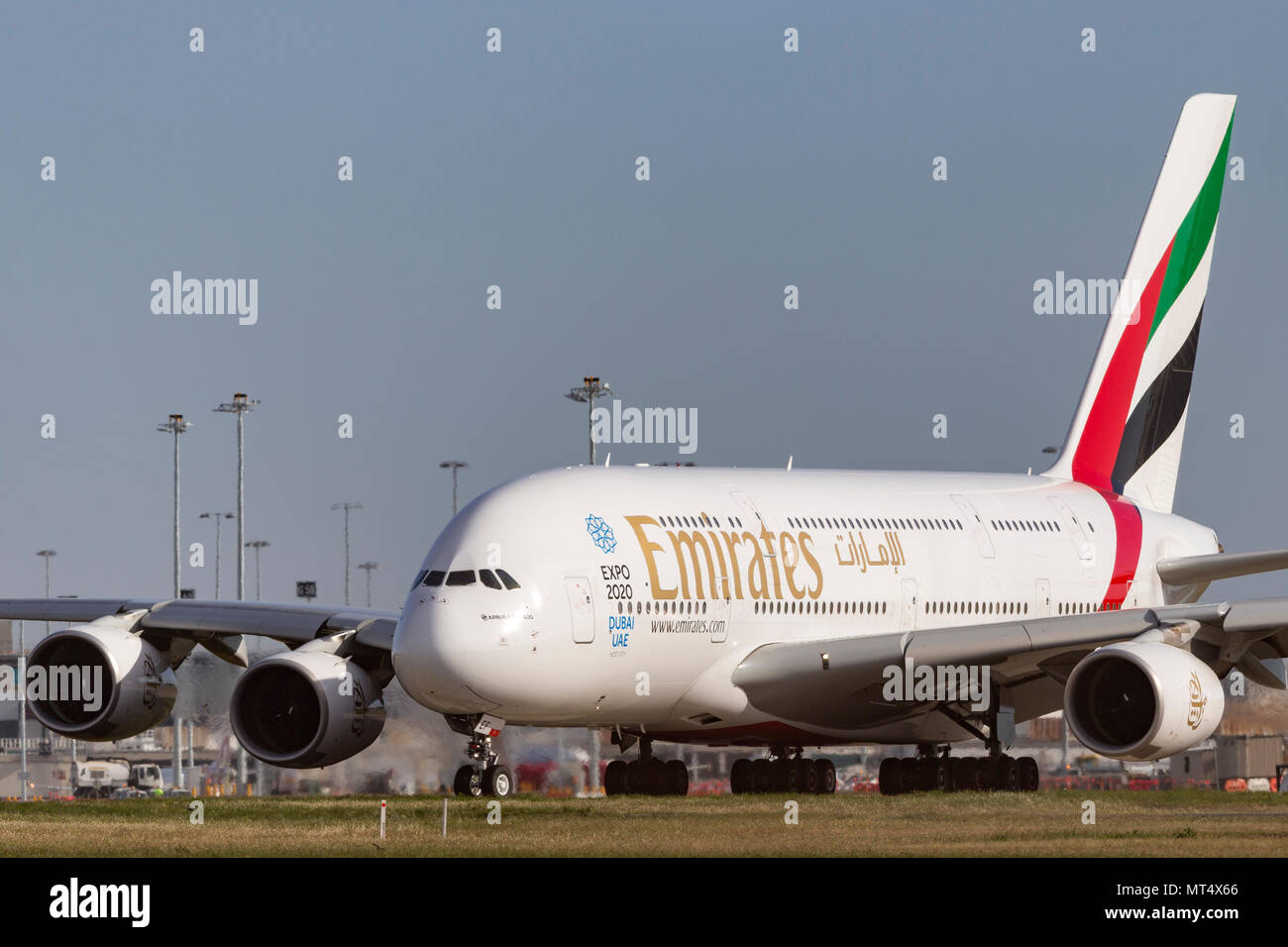 Emirates Airbus A 380-861 Linienflugzeug ein 6-EEF auf einem taxiway Vorbereitung zum Start in Melbourne International Airpo Stockfoto