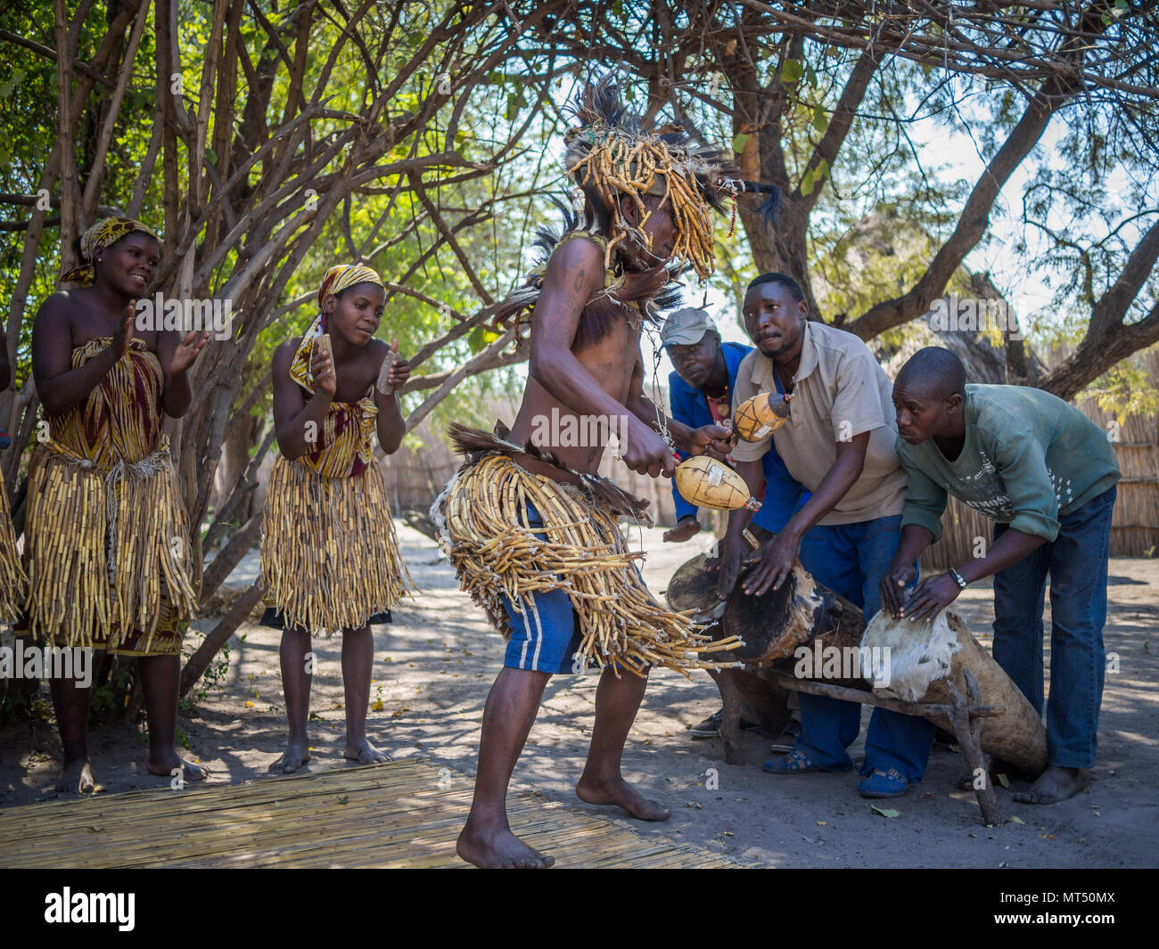 Luzibalule, Namibia - 13. August 2015: Medizin Mann und andere tanzen zu Musik, traditionelle Lizauli Traditional Village Stockfoto