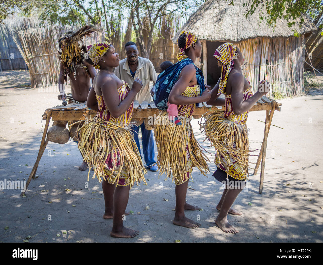 Luzibalule, Namibia - 13. August 2015: Traditionell gekleidete Afrikanische Frauen tanzen zu Musik, Lizauli Traditional Village Stockfoto
