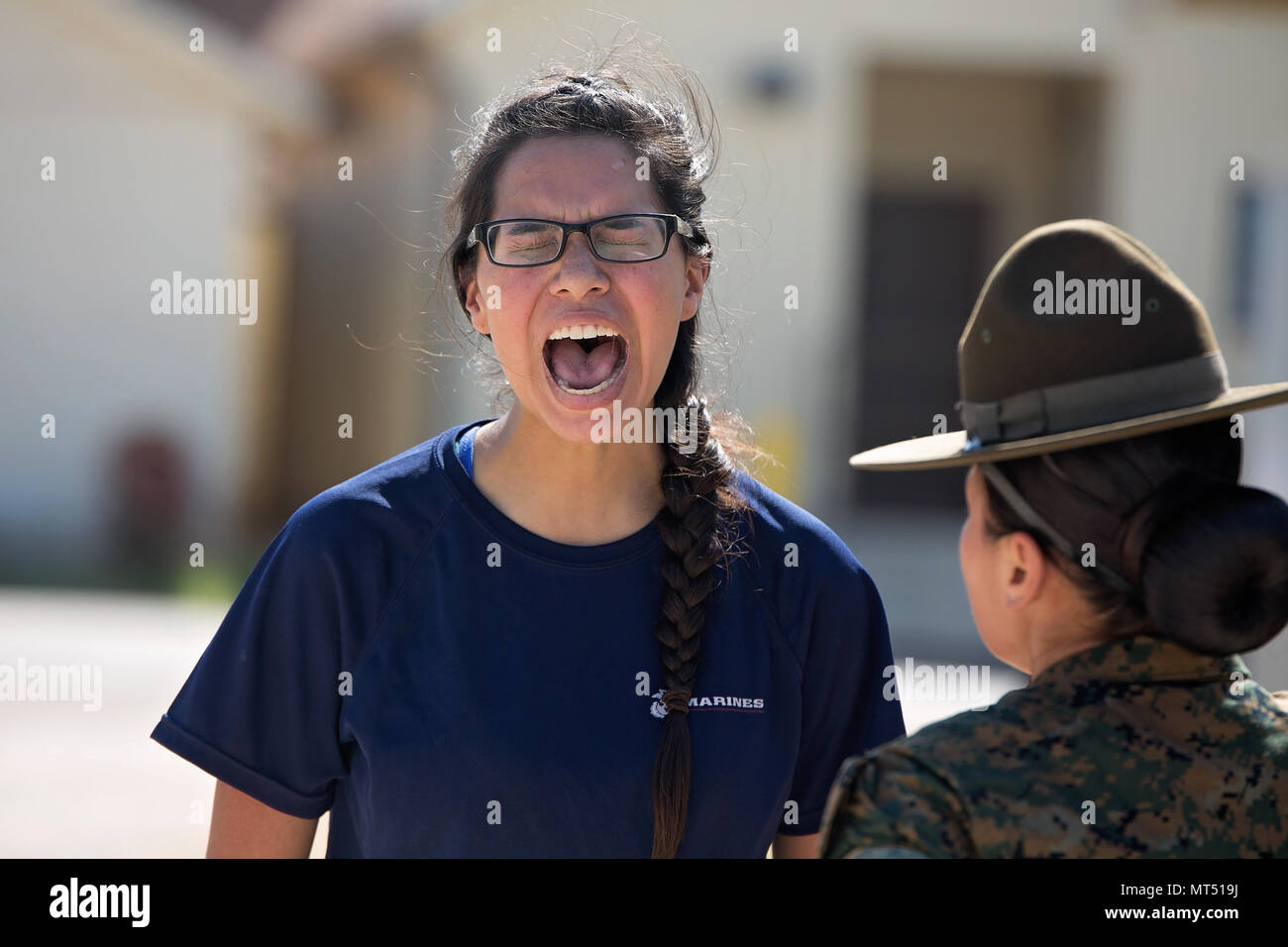Eine poolee vom Recruiting Station San Antonio schreit in Reaktion auf einen drill instructor während einer Frauen-pool Funktion im Camp Bullis, Texas, am 22. Juli. Pool Funktionen statt Zukunft Marines für die physische und psychische Belastung des Marine Corps zur Vorbereitung Ausbildung rekrutieren. Stockfoto