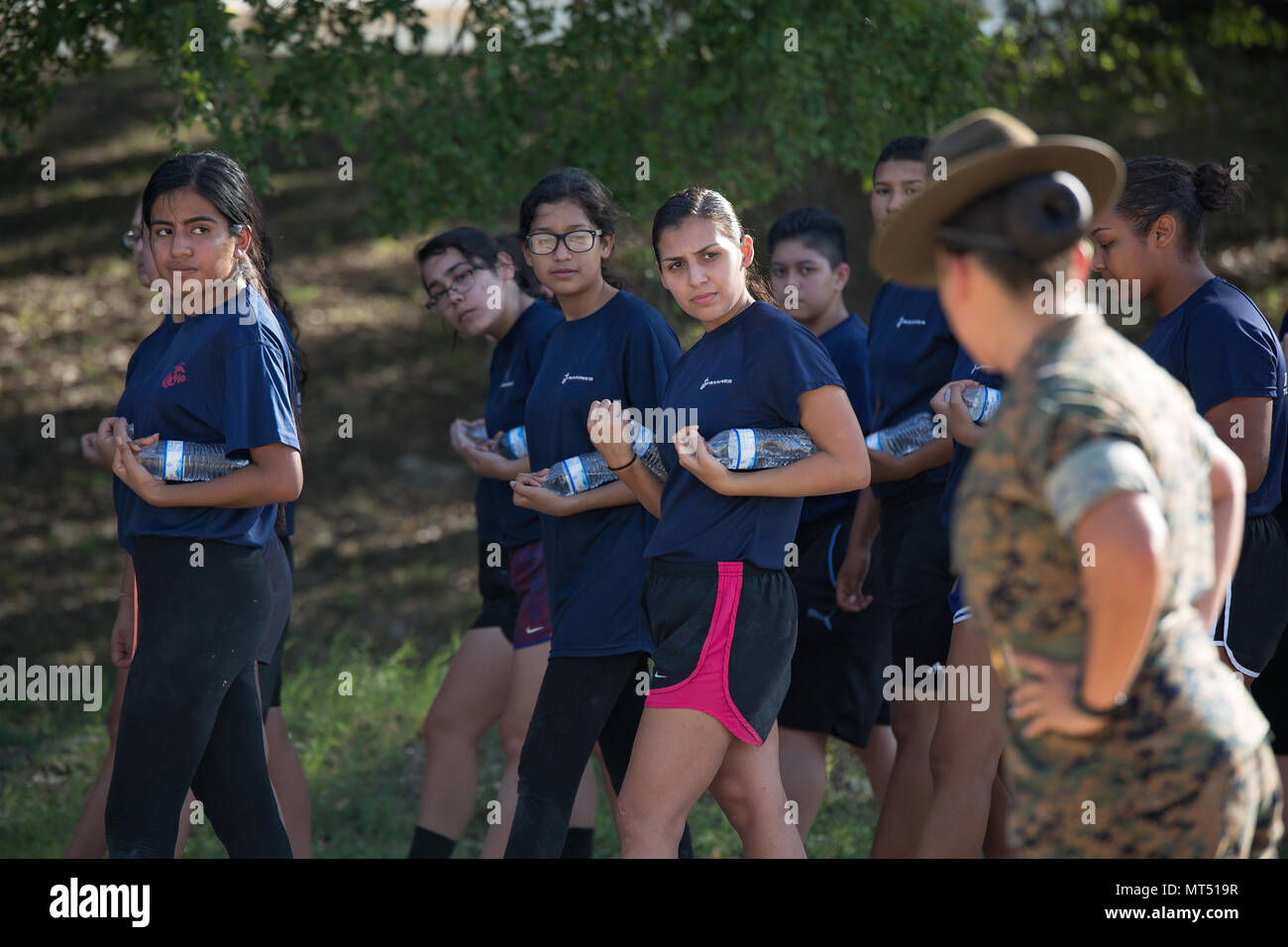 Poolees vom Recruiting Station San Antonio lernen Bohrer aus einer drill instructor während einer Frauen-pool Funktion im Camp Bullis, Texas, am 22. Juli. Pool Funktionen statt Zukunft Marines für die physische und psychische Belastung des Marine Corps zur Vorbereitung Ausbildung rekrutieren. Stockfoto