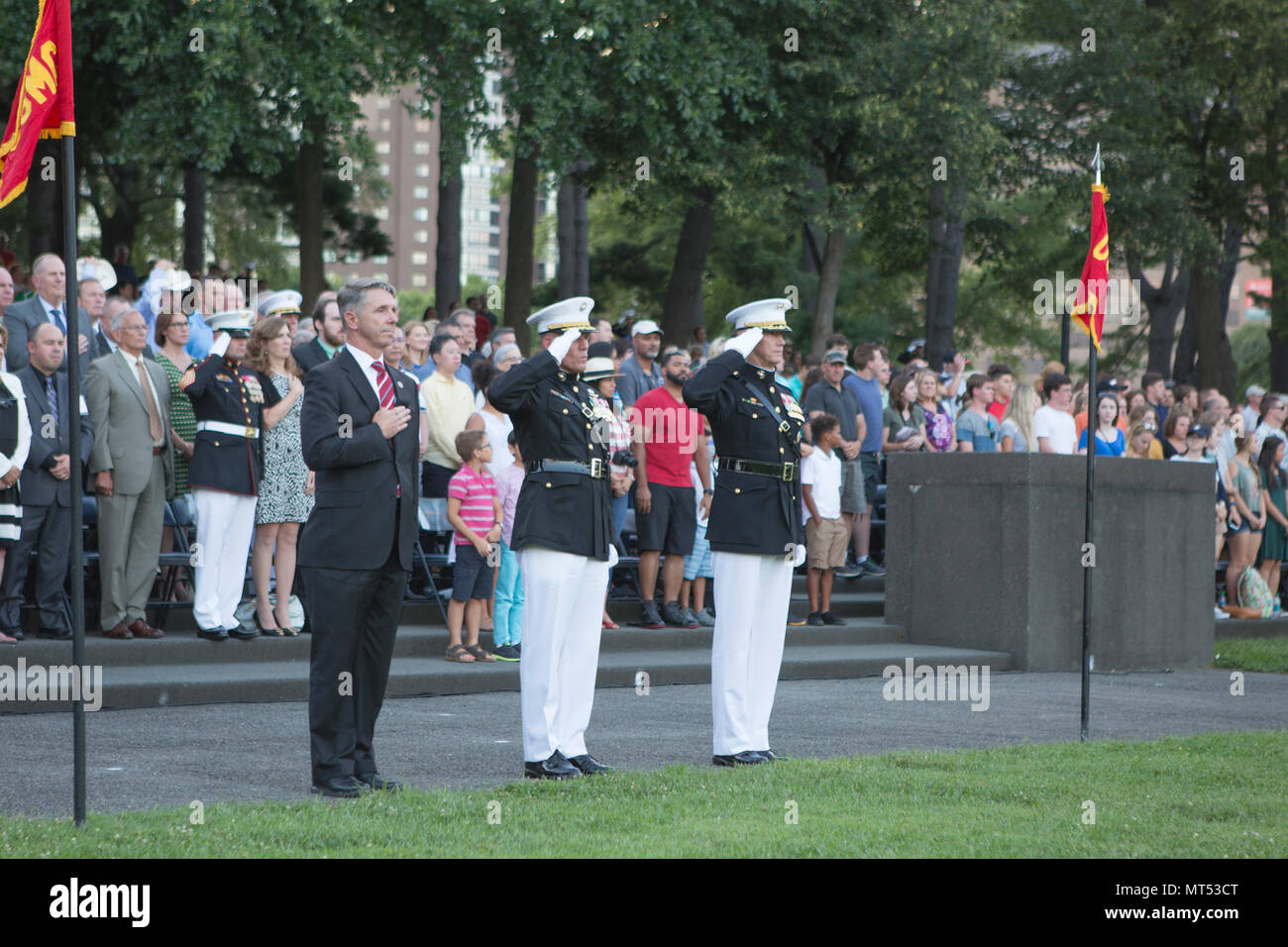 Von links, U.S. Rep. Robert J. Wittman, Kongressabgeordnete der, im 1. Bezirk von Virginia, US Marine Corps Generalleutnant Robert S. Walsh, Kommandierender General, Marine Corps Combat Development Command und der stellvertretende Kommandant, Bekämpfung Entwicklung und Integration und Oberst Tyler J. Zagurski, kommandierender Offizier, Marine Barracks Washington, stand für Ehren während ein Sonnenuntergang Parade im Marine Corps War Memorial, Arlington, Virginia, 25. Juli 2017. Sonnenuntergang Paraden sind als Mittel zur Einhaltung der hohen Beamten statt, verehrte Bürger und Förderer des Marine Corps. (U.S. Marine Corps Foto von Lance Cpl. Alex A. Stockfoto