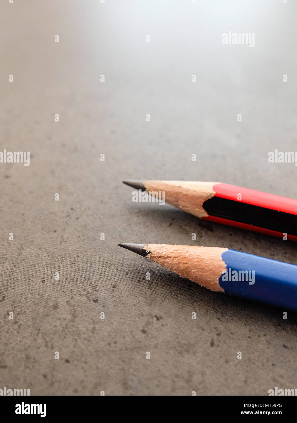 Zwei Stifte auf einem dunkelgrauen Tabelle Stockfoto