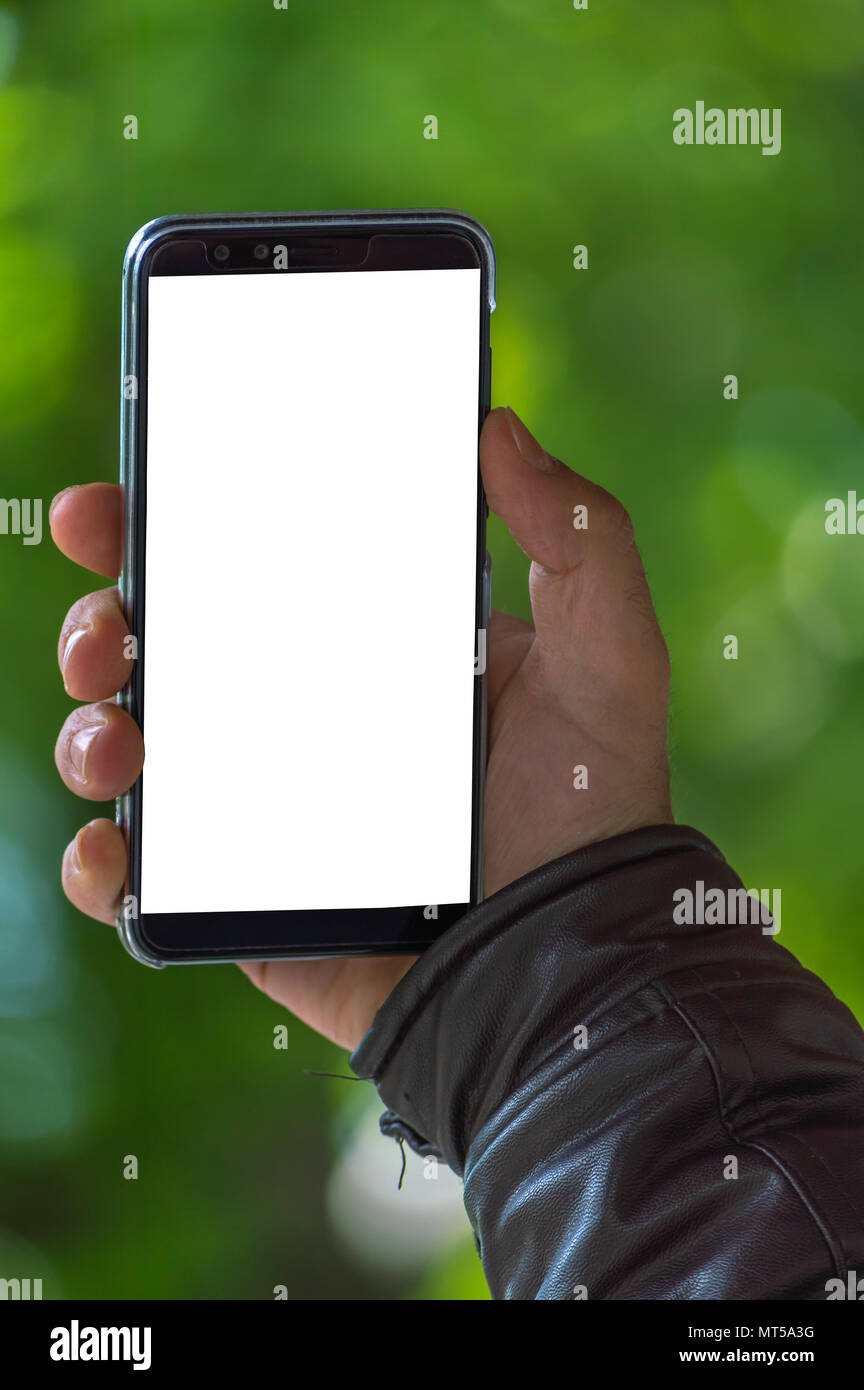 Eine Person, die ein Smartphone in der Hand, mit einem leeren Bildschirm des Smartphones Stockfoto