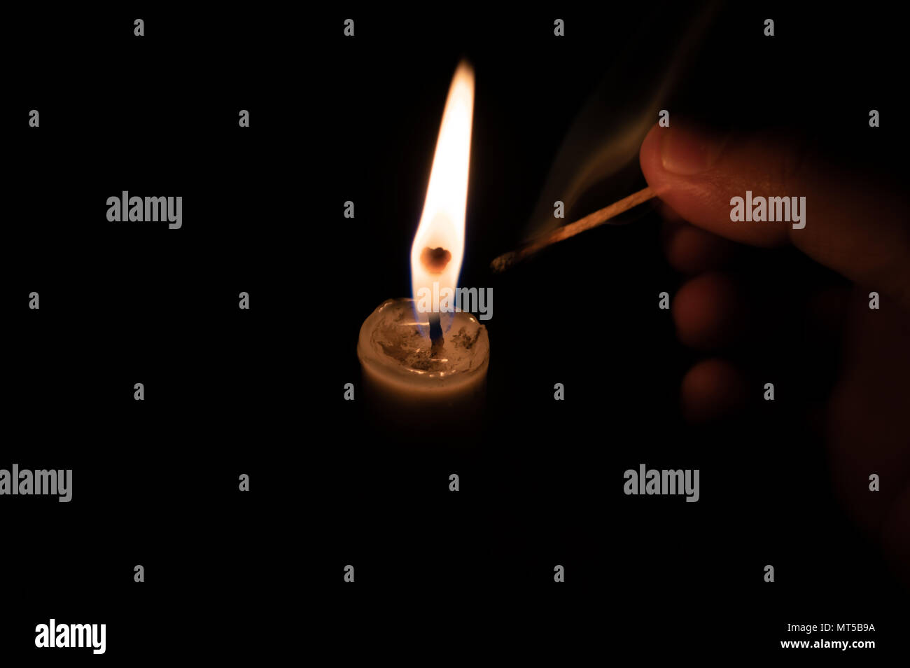Person eine Kerze mit einem Streichholz. extinguised Streichholz Stockfoto