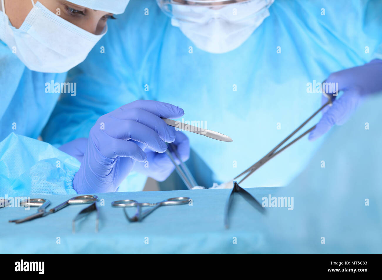 In der Nähe der medizinischen Team durchführen. Sind eine Gruppe von Chirurgen bei der Arbeit der Patienten. Medizin, Veterinär- oder Gesundheitswesen und Notfall im Krankenhaus Stockfoto