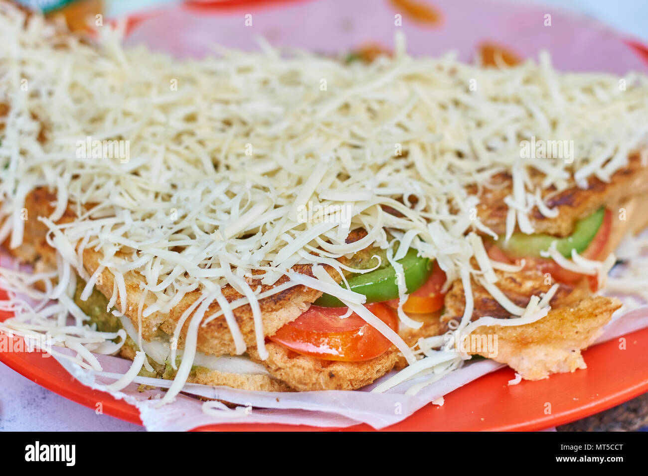 Nahaufnahme von einem Käse Sandwich mit gegrilltem Gemüse innen Stockfoto