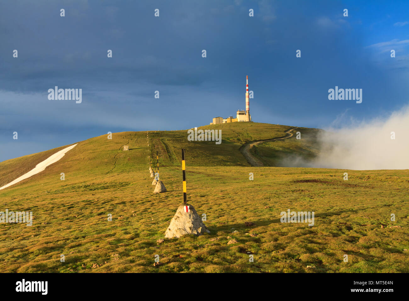 Botev Peak mit Fernsehturm, Funkturm und Wetterstation. Stara Planina, Central Balkan National Park, Bulgarien. Stockfoto