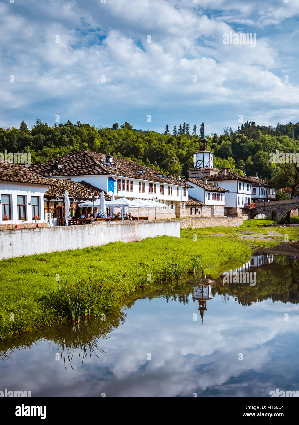 Schöner Blick auf den Uhrturm und die Altstadt in der architektonischen traditionelle Komplex in Tryavna, Bulgarien Stockfoto